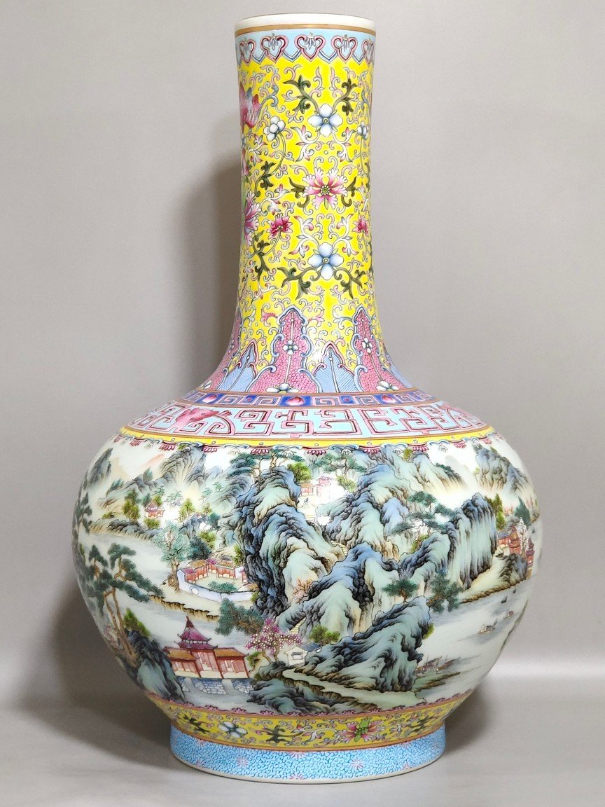 Qing Dynasty Qianlong long-necked vase with a picture of mountains and rivers in the yellow land
