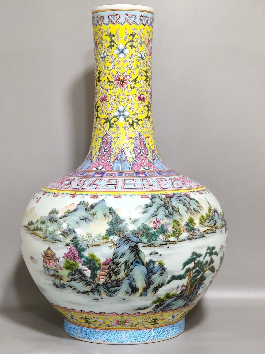 Qing Dynasty Qianlong long-necked vase with a picture of mountains and rivers in the yellow land