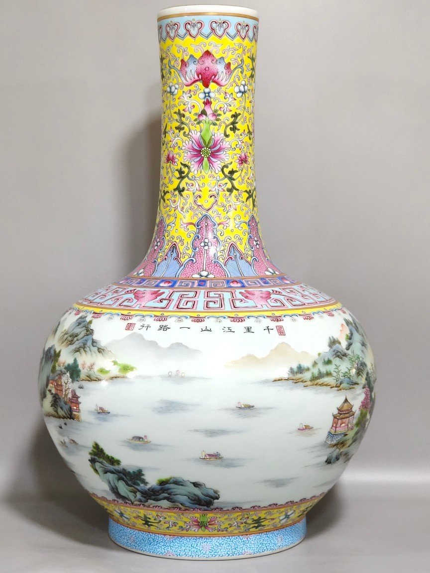 Qing Dynasty Qianlong long-necked vase with a picture of mountains and rivers in the yellow land
