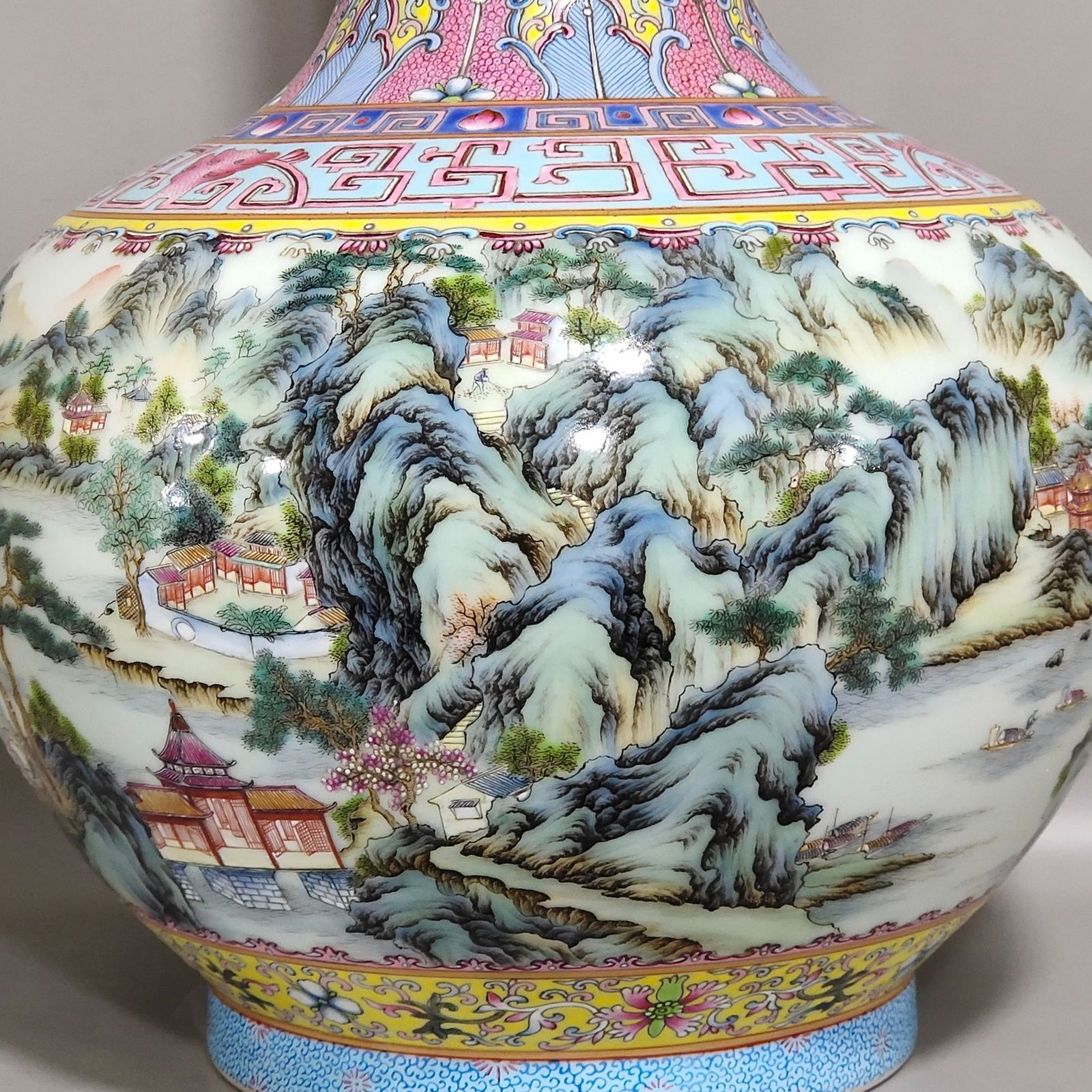 Qing Dynasty Qianlong long-necked vase with a picture of mountains and rivers in the yellow land