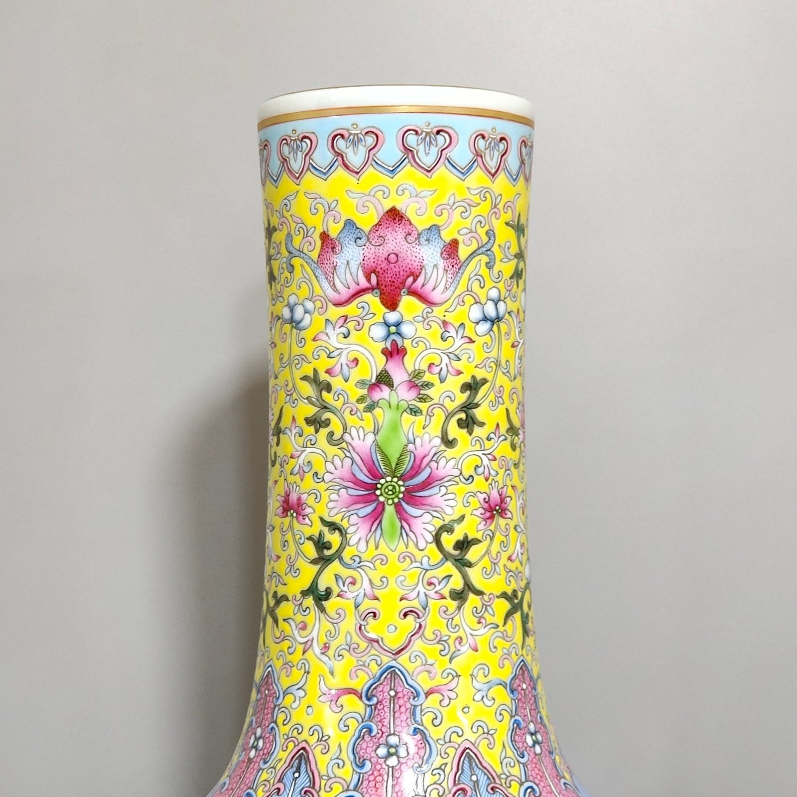 Qing Dynasty Qianlong long-necked vase with a picture of mountains and rivers in the yellow land