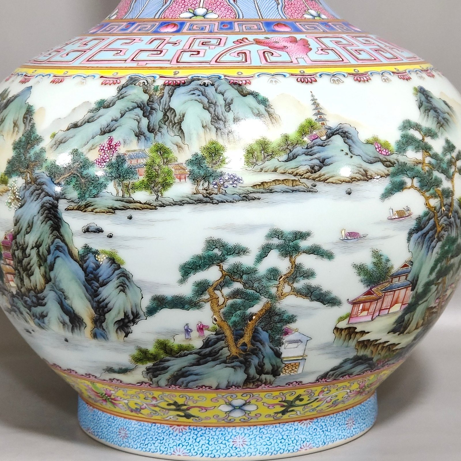 Qing Dynasty Qianlong long-necked vase with a picture of mountains and rivers in the yellow land