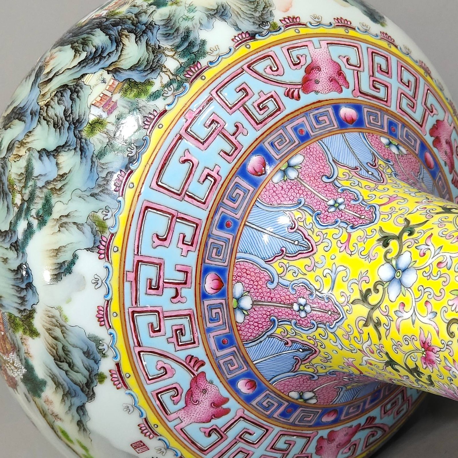 Qing Dynasty Qianlong long-necked vase with a picture of mountains and rivers in the yellow land