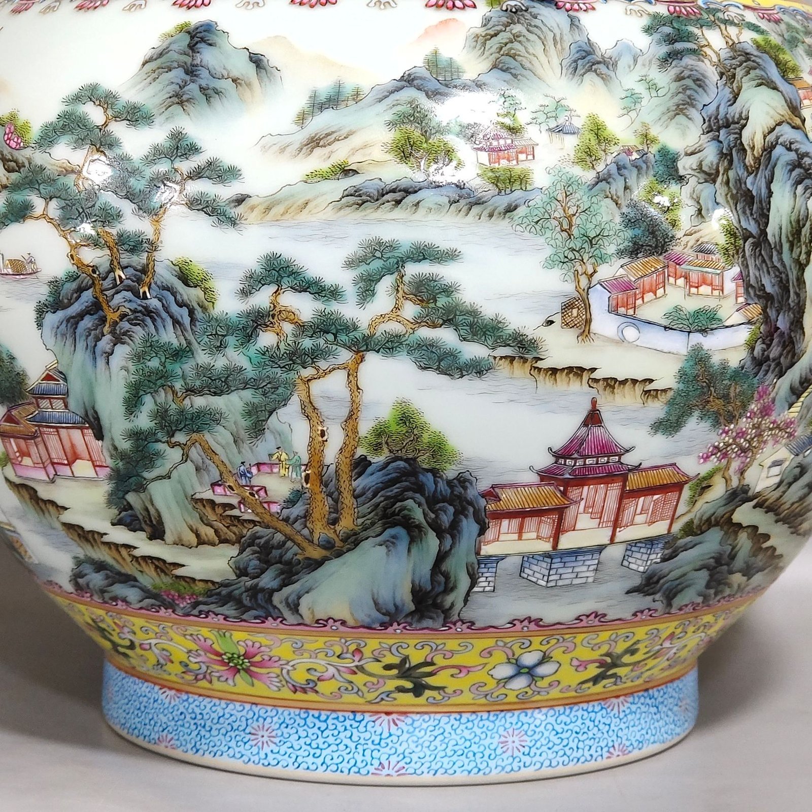 Qing Dynasty Qianlong long-necked vase with a picture of mountains and rivers in the yellow land