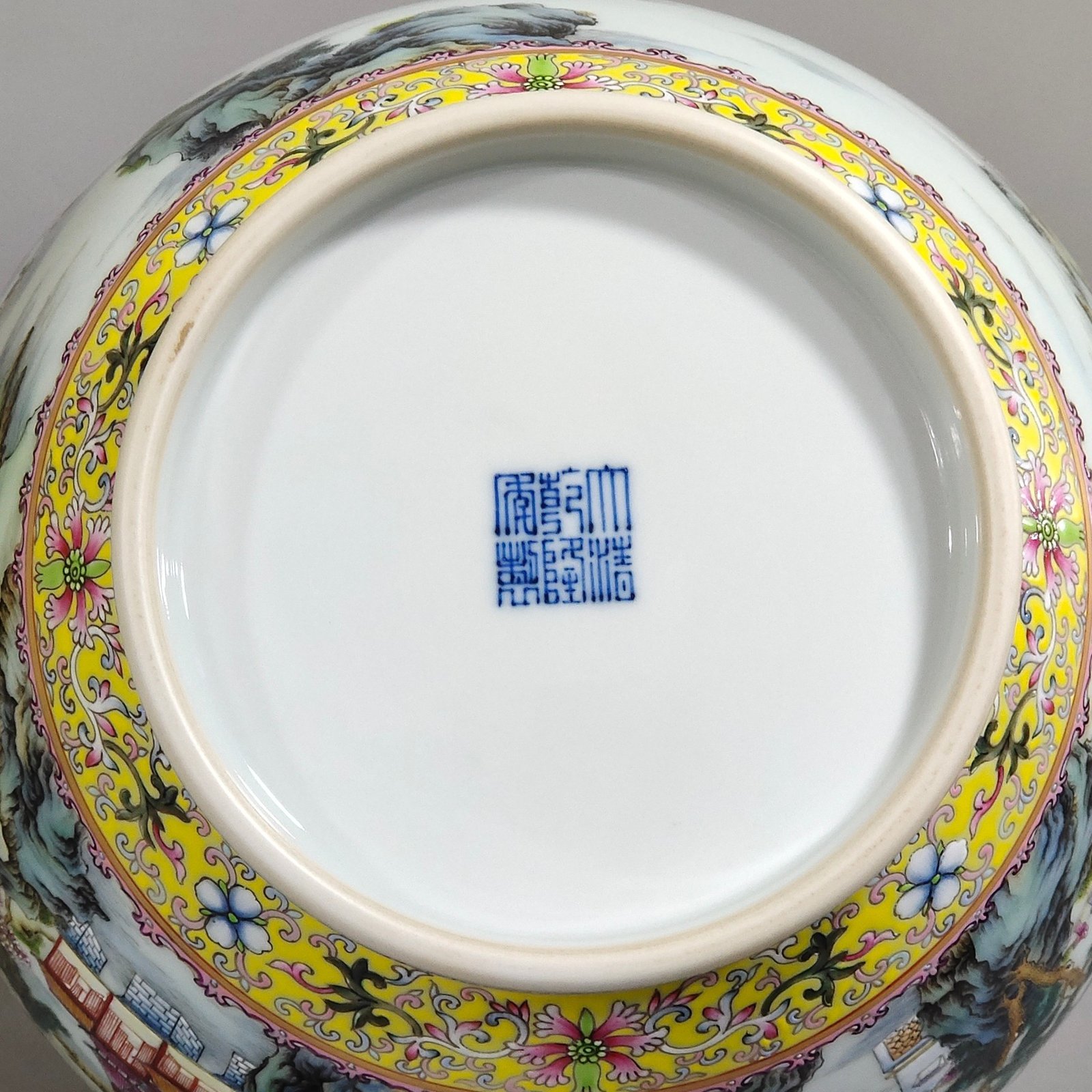 Qing Dynasty Qianlong long-necked vase with a picture of mountains and rivers in the yellow land