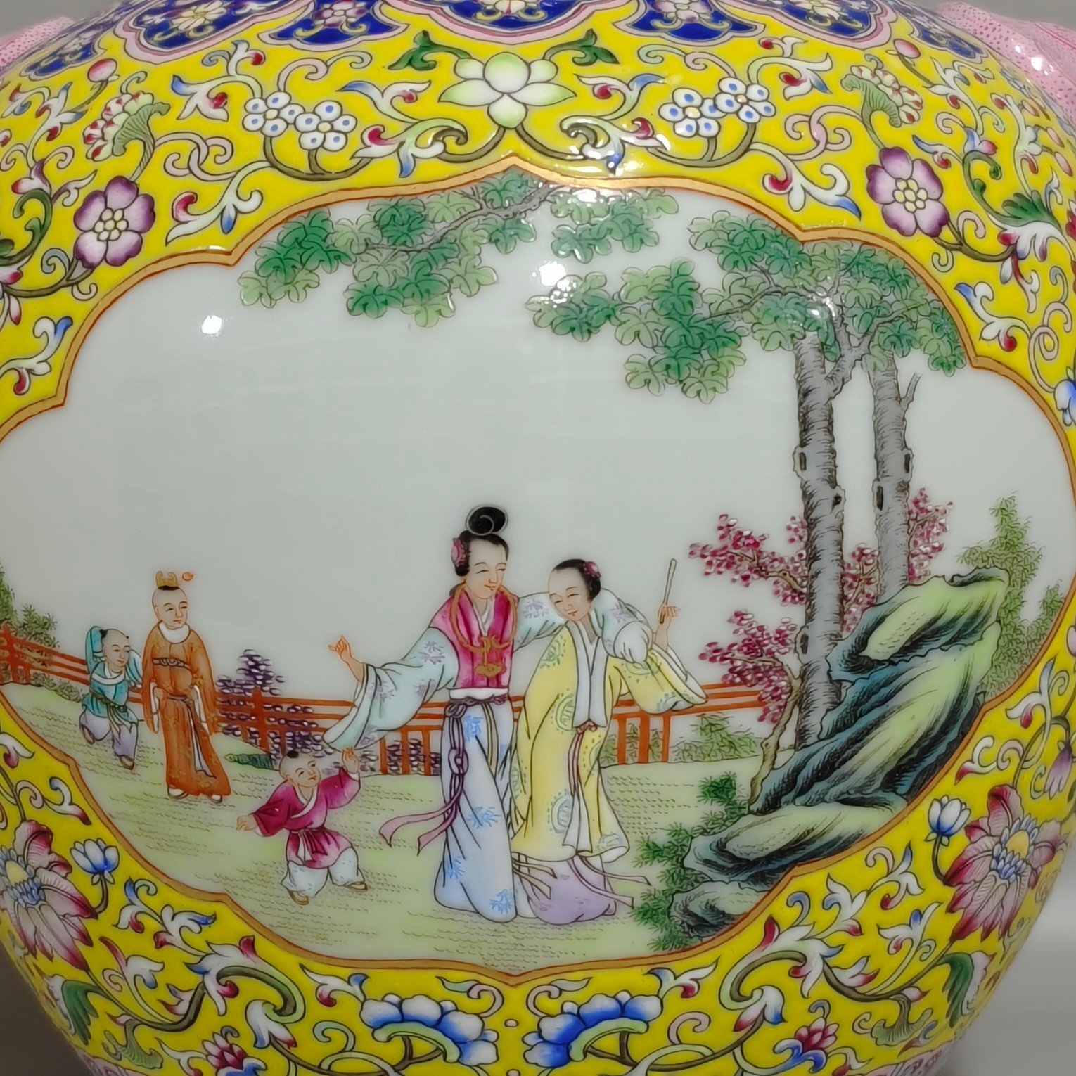 Qing Dynasty Qianlong yellow ground window character story amphora