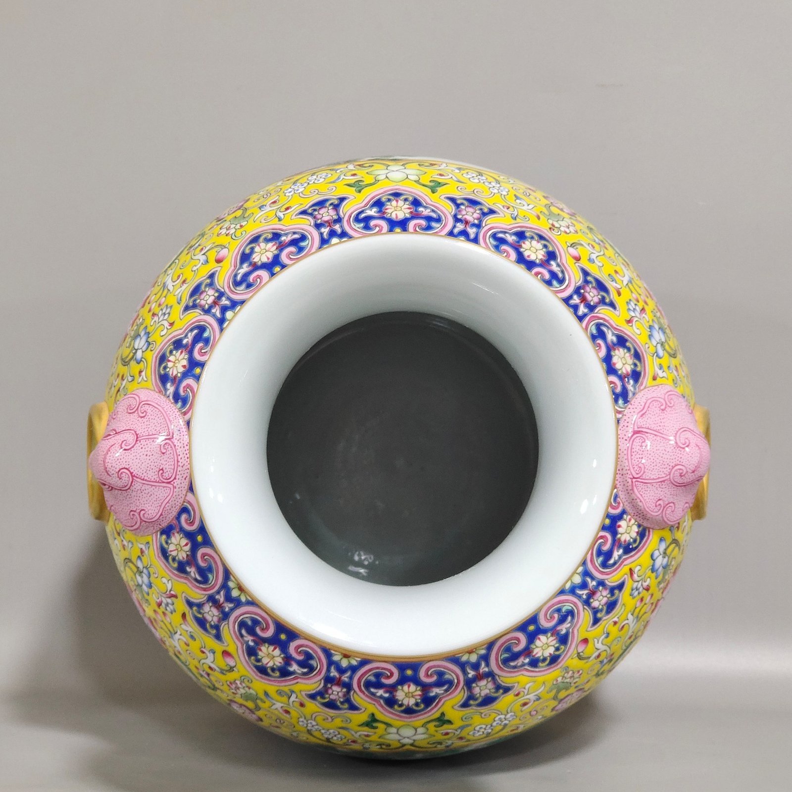 Qing Dynasty Qianlong yellow ground window character story amphora