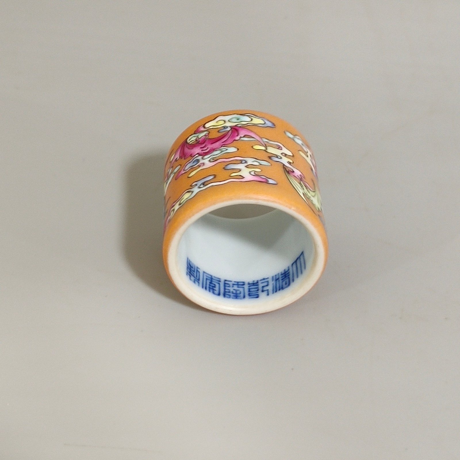 Qing Dynasty Qianlong Huangdi Xiangyun Wufu finger box