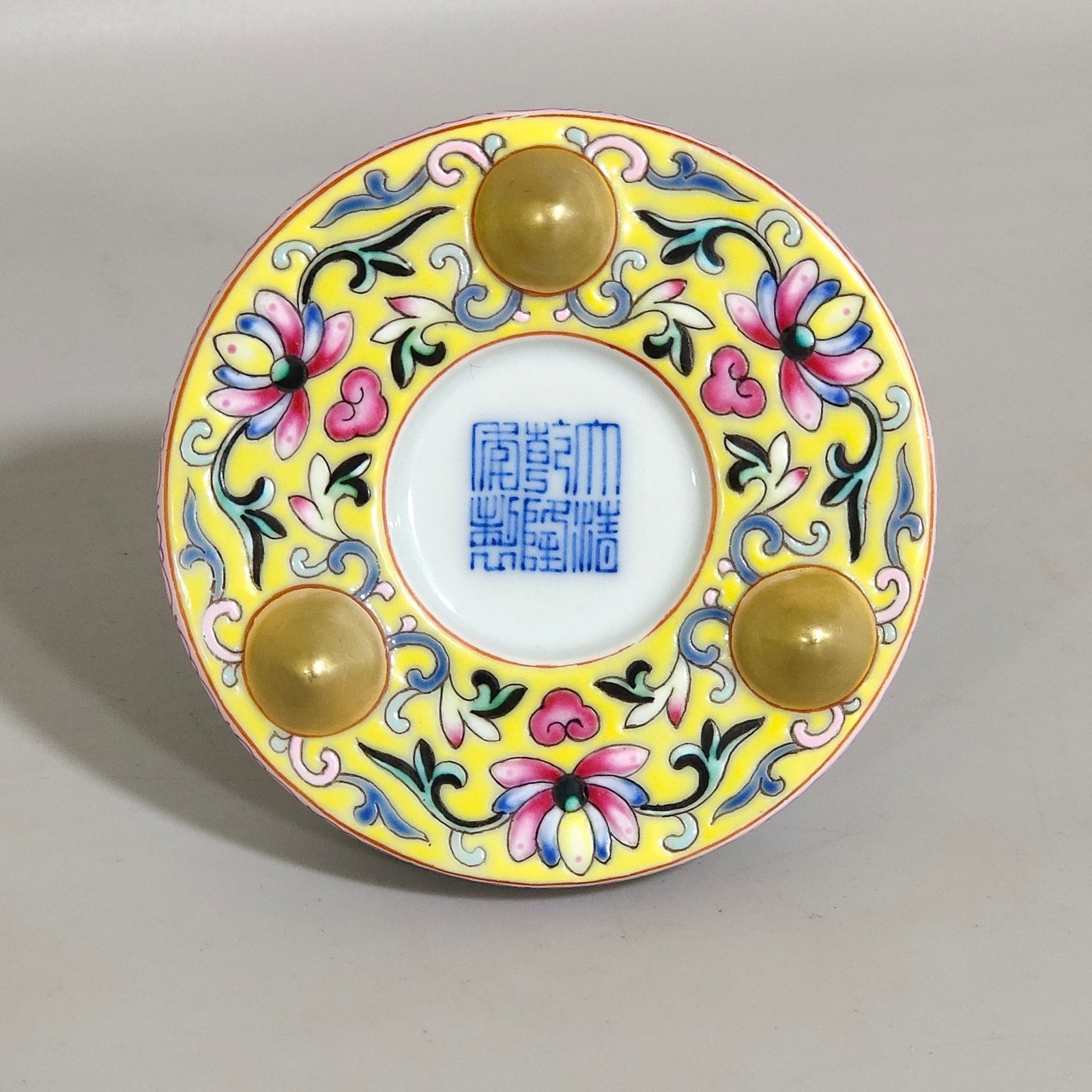 Qing Dynasty Qianlong Huangdi Xiangyun Wufu finger box