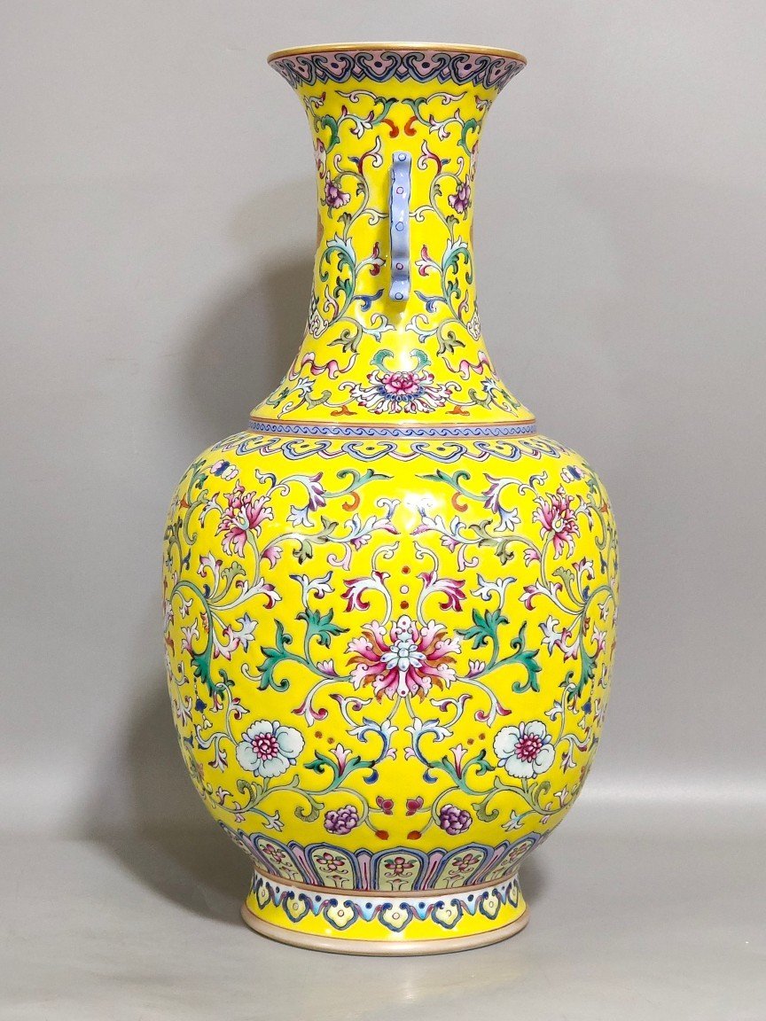 Qing Dynasty Qianlong Huangdi Fushou Lianlian amphora