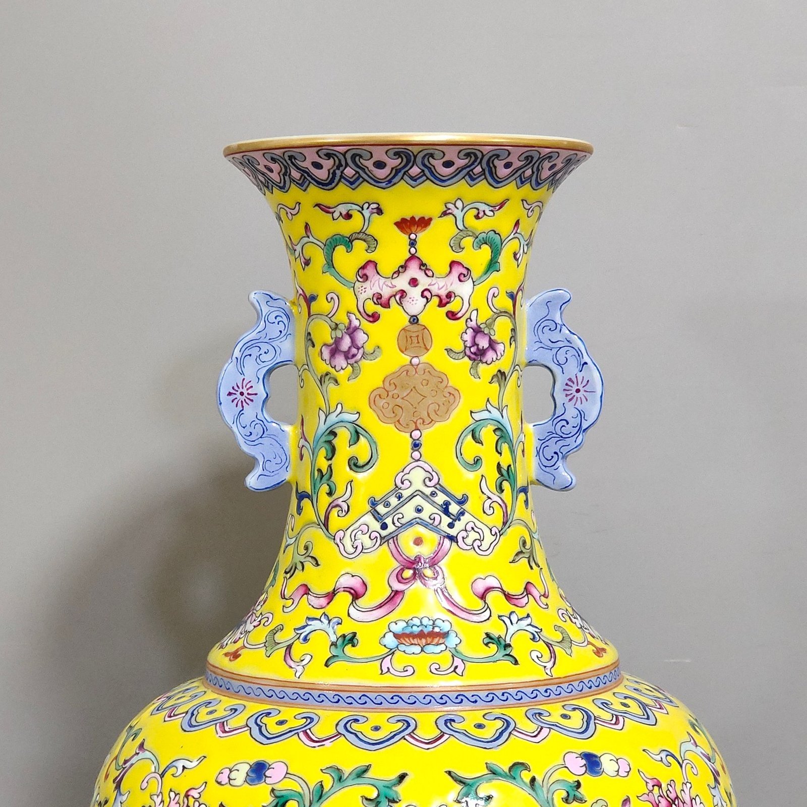 Qing Dynasty Qianlong Huangdi Fushou Lianlian amphora