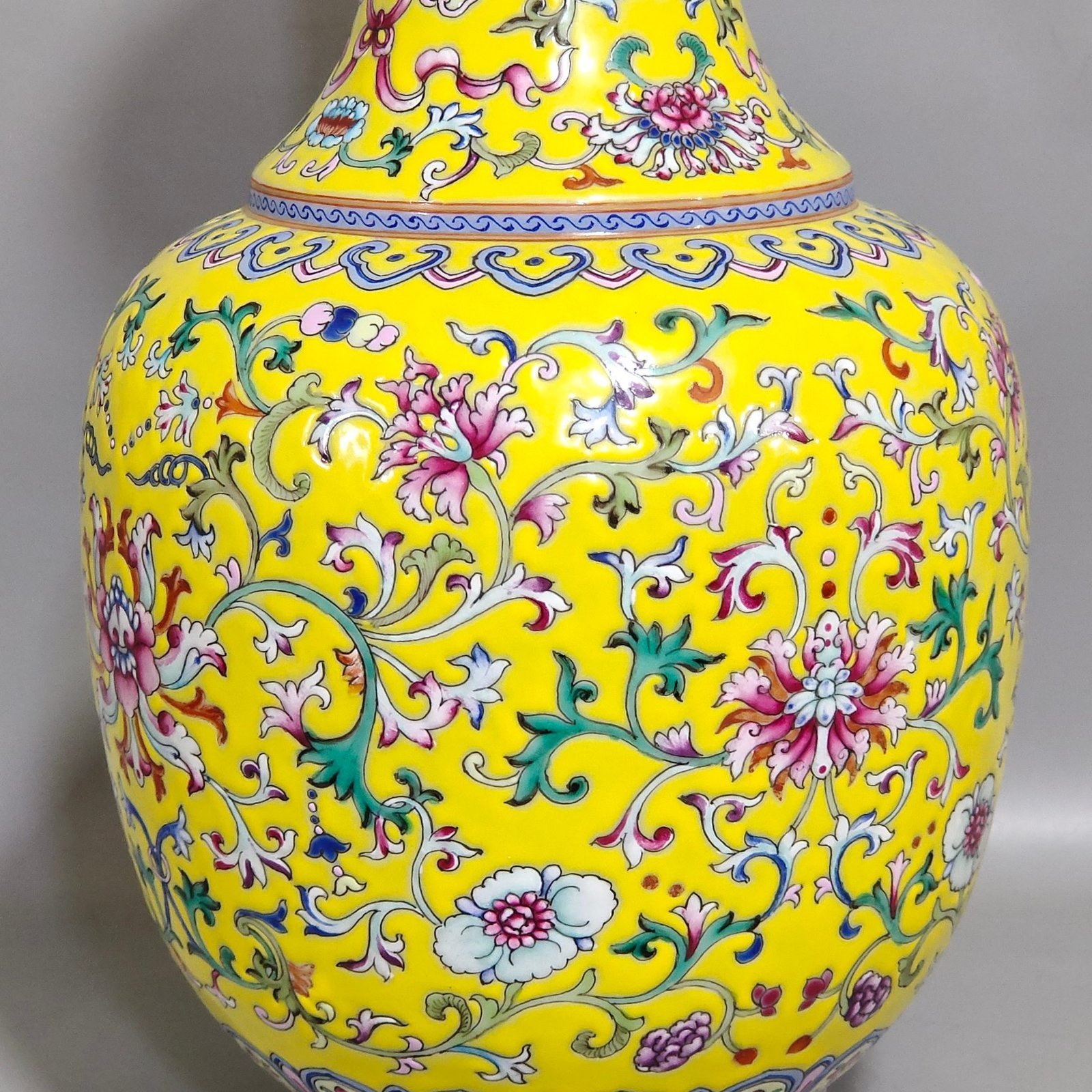 Qing Dynasty Qianlong Huangdi Fushou Lianlian amphora