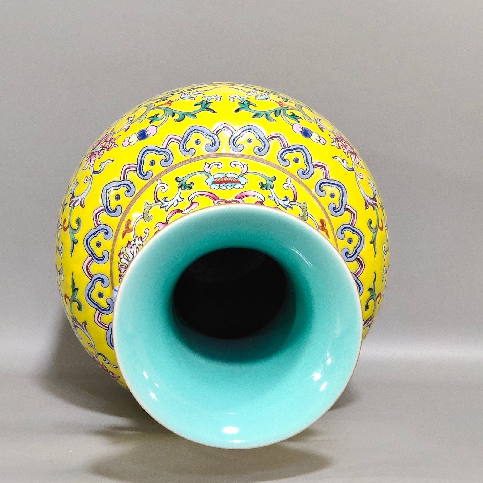 Qing Dynasty Qianlong Huangdi Fushou Lianlian amphora