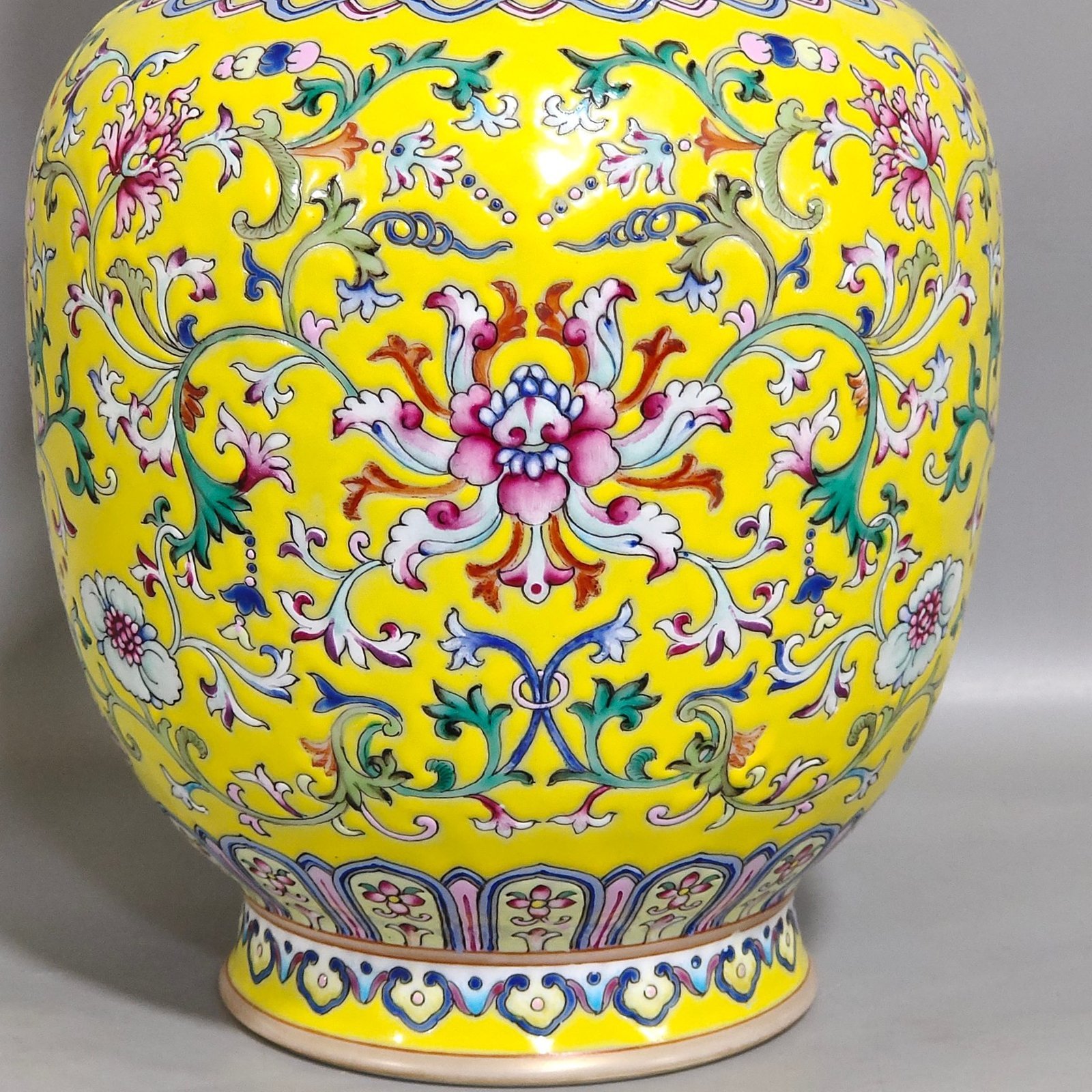 Qing Dynasty Qianlong Huangdi Fushou Lianlian amphora