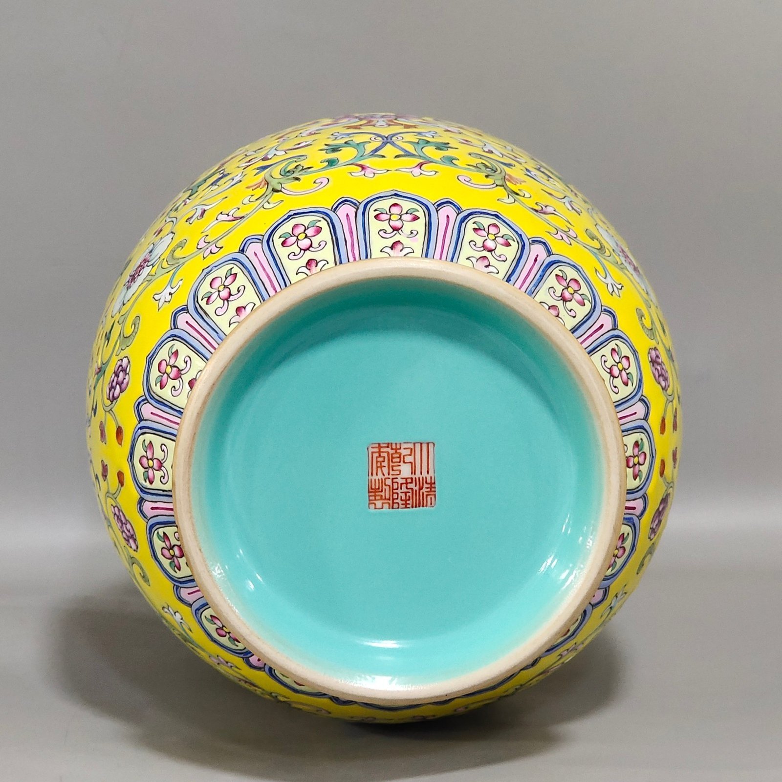Qing Dynasty Qianlong Huangdi Fushou Lianlian amphora
