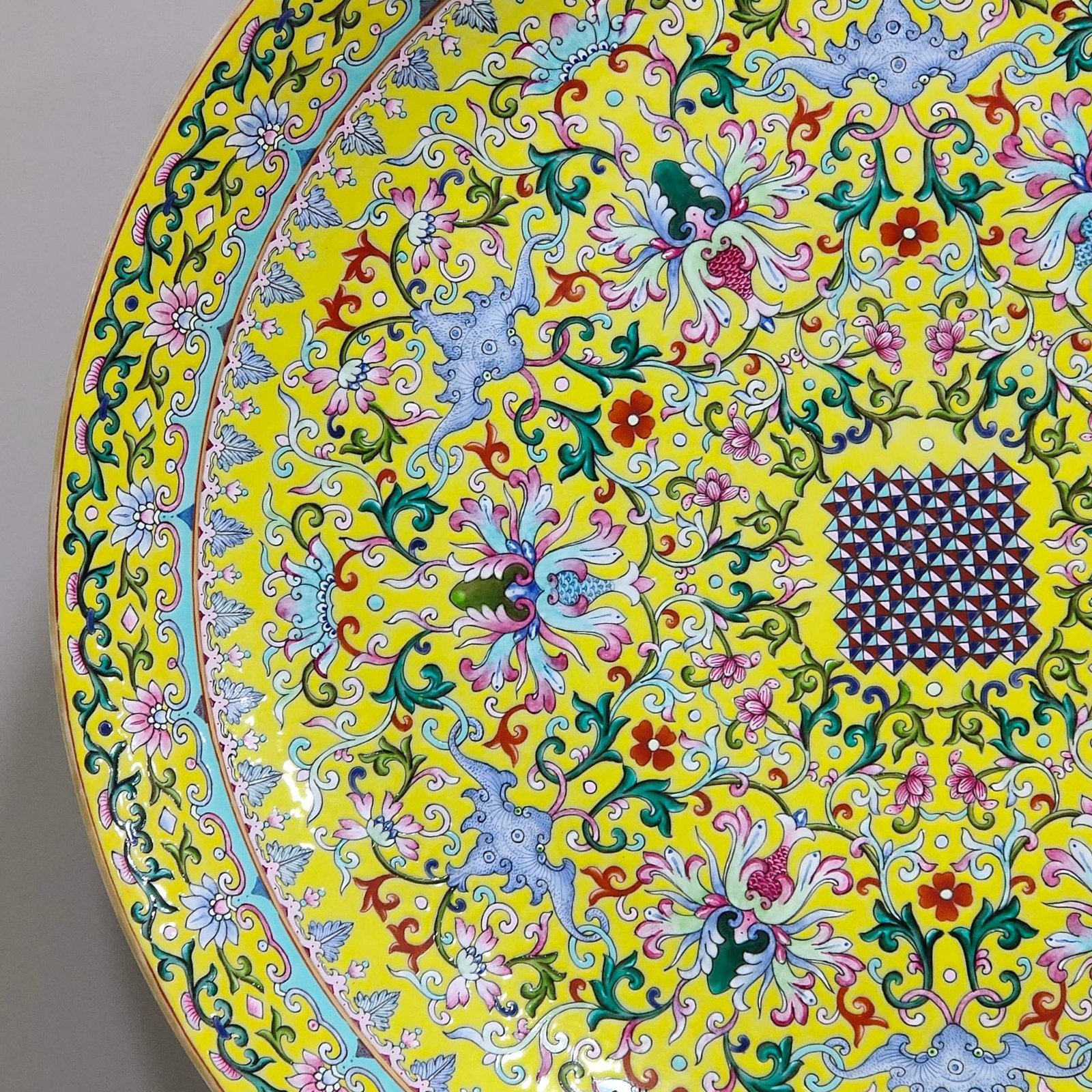 Qing Dynasty Qianlong Famille Rose Porcelain plate