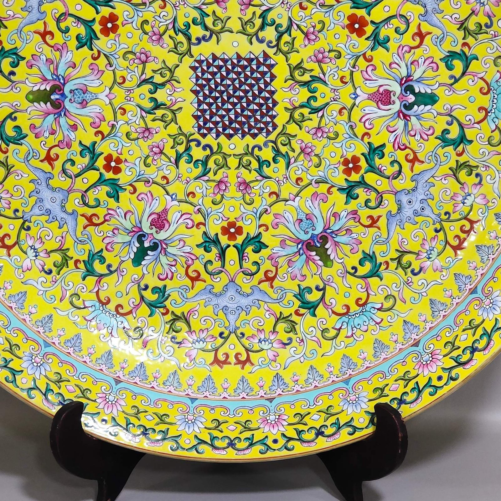Qing Dynasty Qianlong Famille Rose Porcelain plate