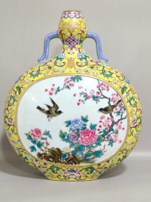 Qing Dynasty Qianlong a vase with windows and flowers and birds embracing the moon