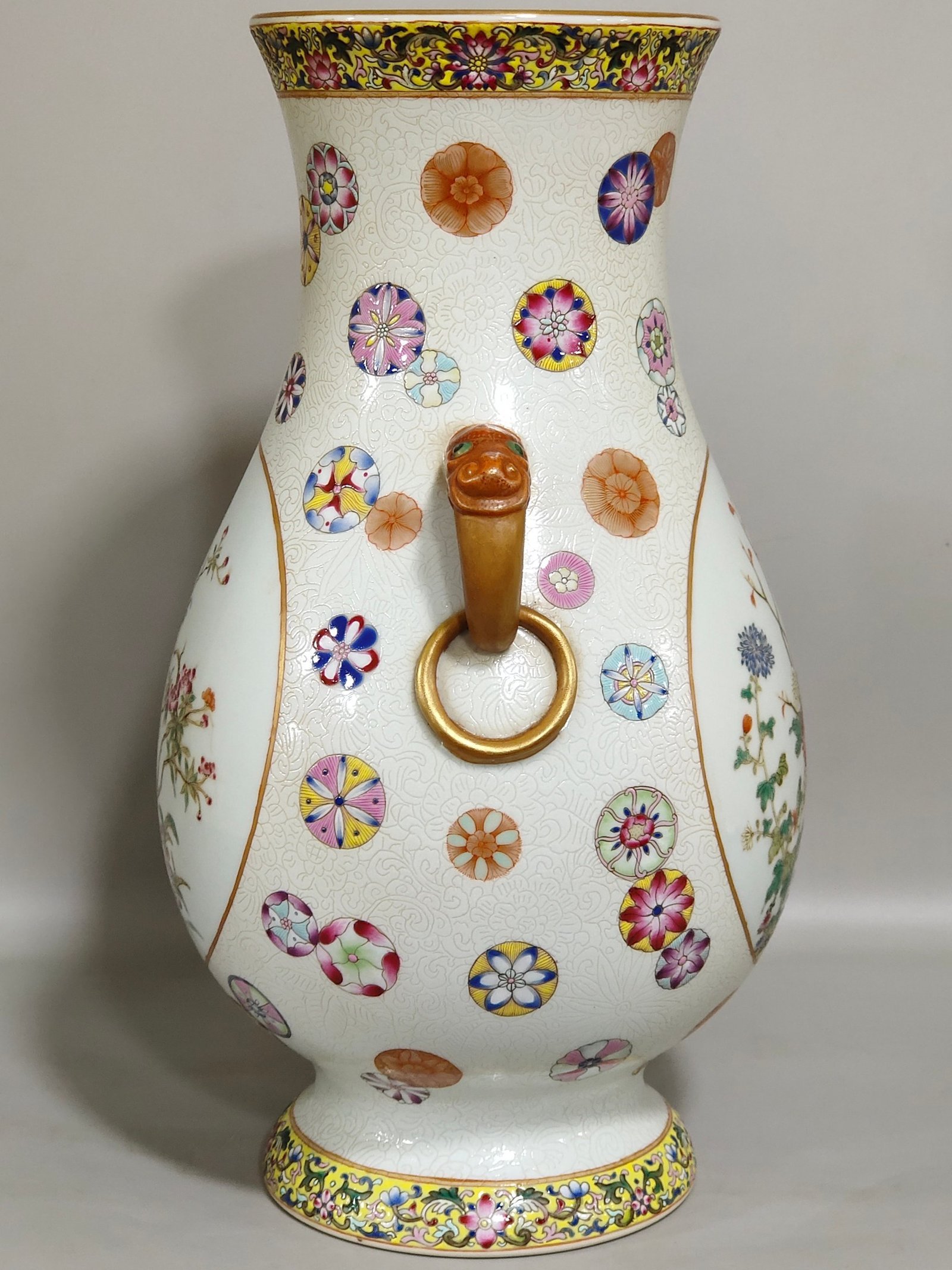Qing Dynasty Qianlong a carved leather ball with flower openings flowers birds