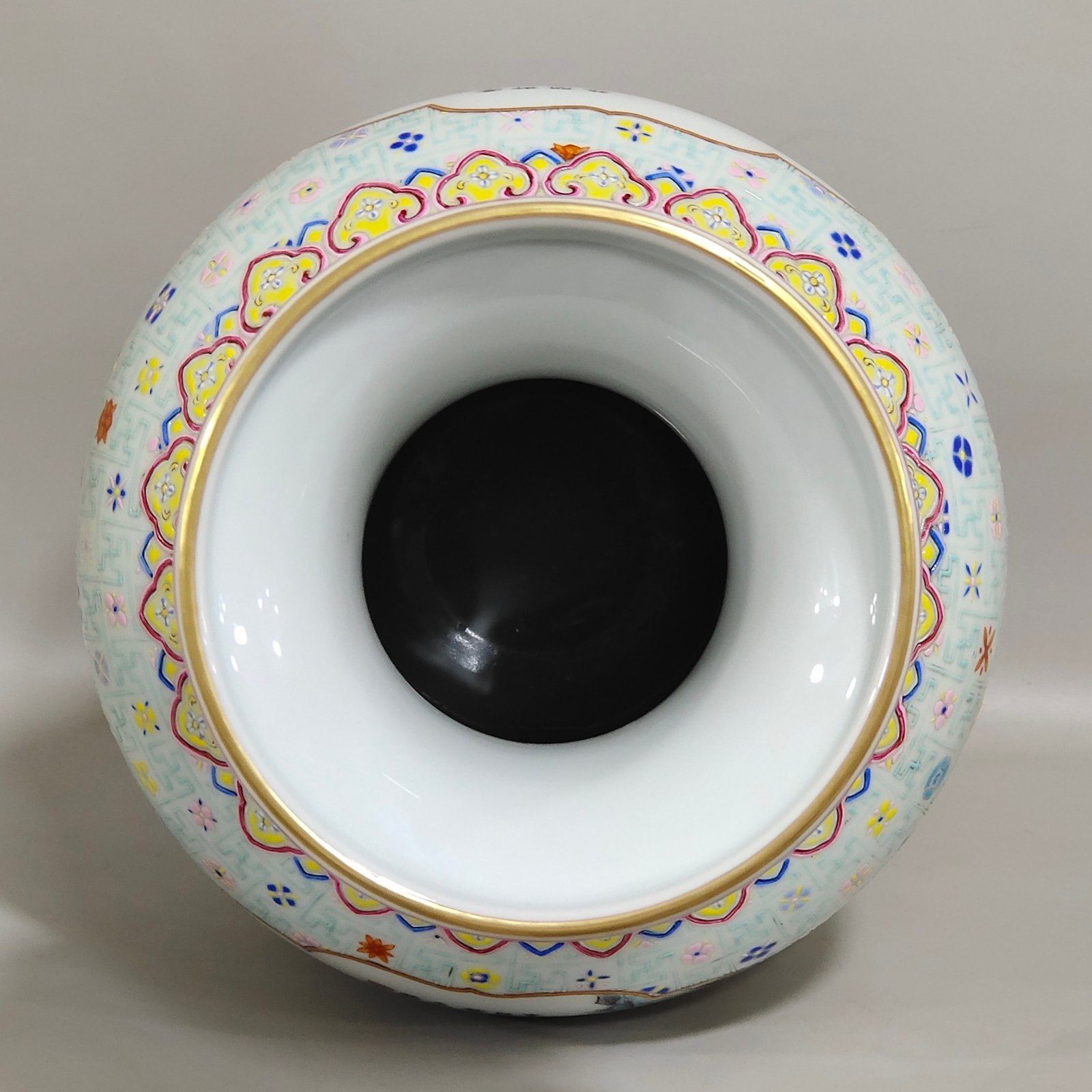 Qing Dynasty Qianlong a window-opening amphorae with landscape and poems