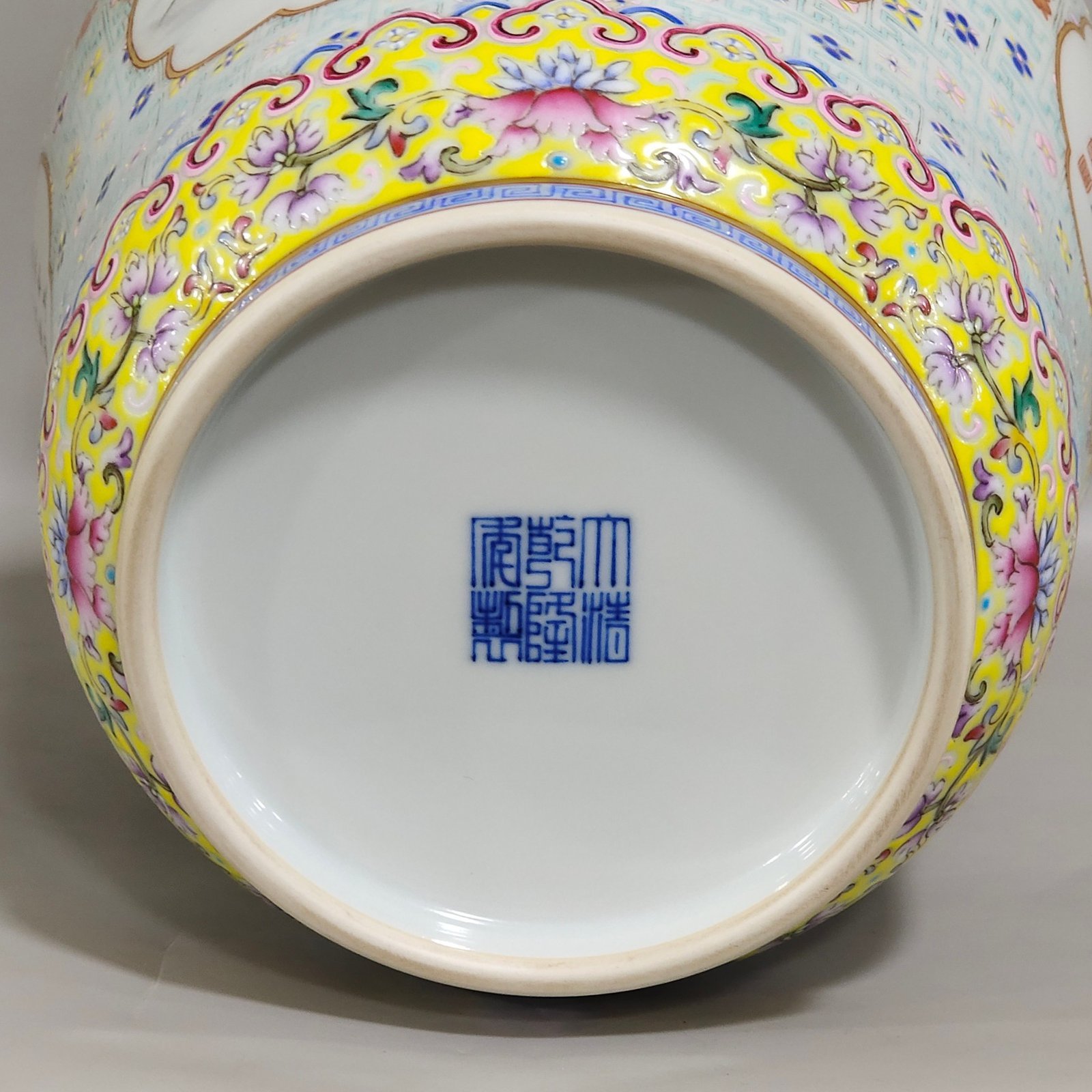 Qing Dynasty Qianlong a window-opening amphorae with landscape and poems