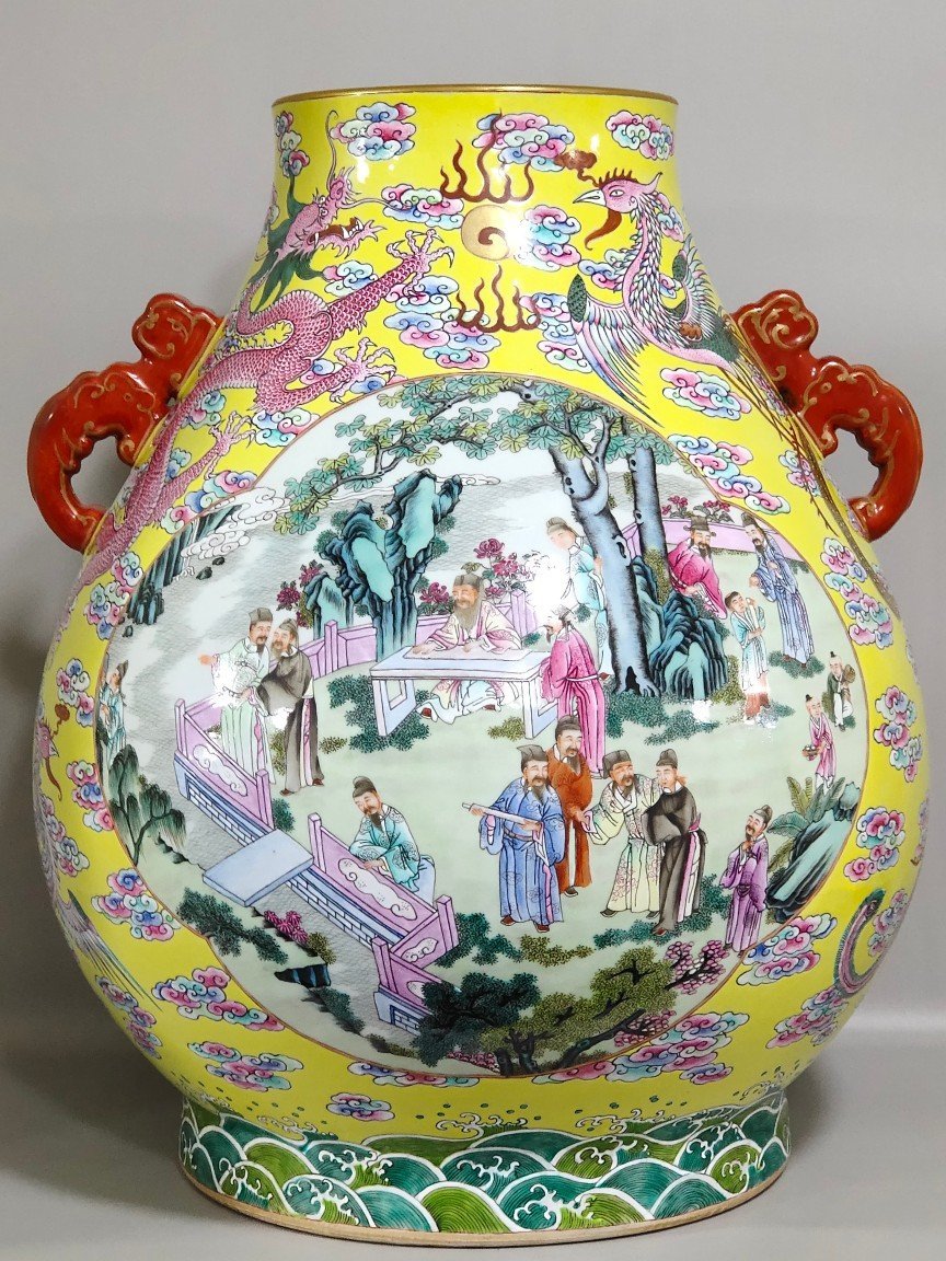 Qing Dynasty Qianlong yellow-glazed vase with five dragons and five phoenixes and eight immortals
