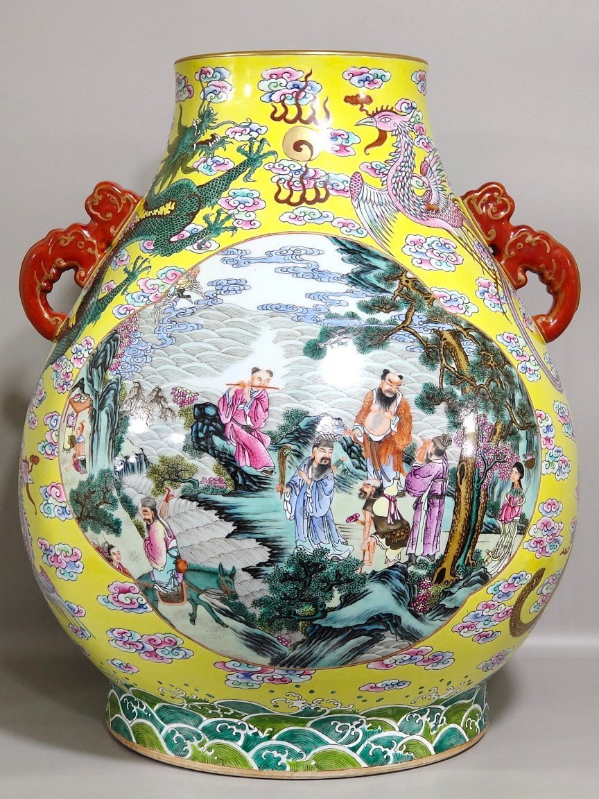 Qing Dynasty Qianlong yellow-glazed vase with five dragons and five phoenixes and eight immortals