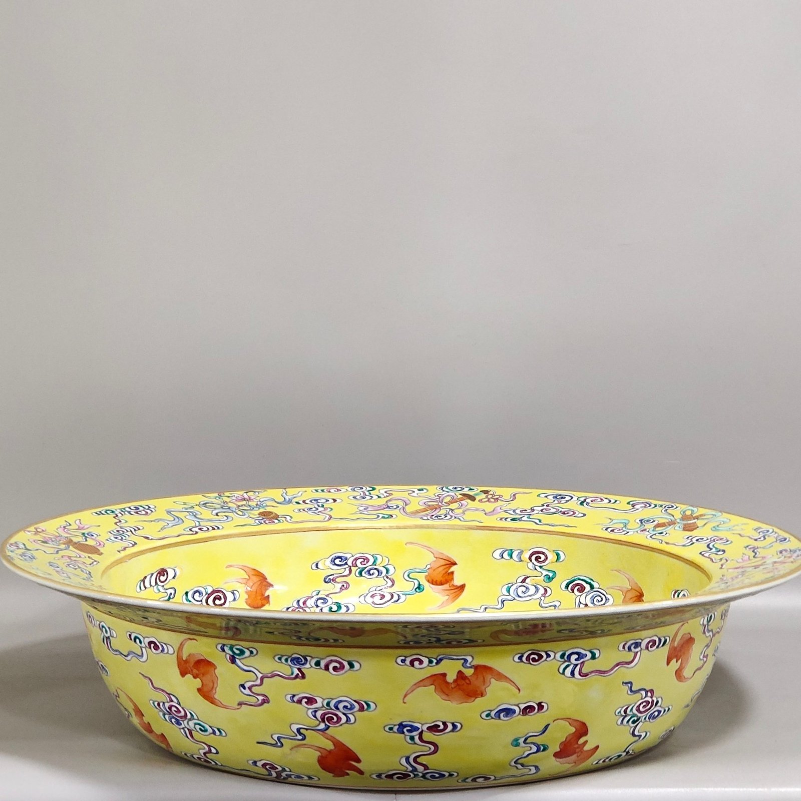 Qing Dynasty Qianlong Yellow Glaze Duofuduoshou washbasin