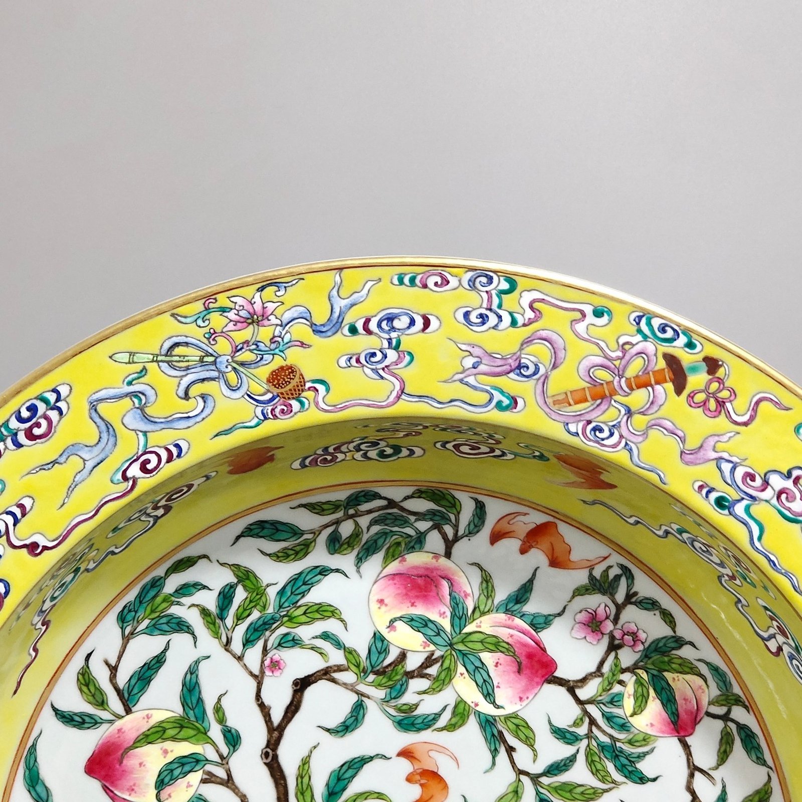Qing Dynasty Qianlong Yellow Glaze Duofuduoshou washbasin