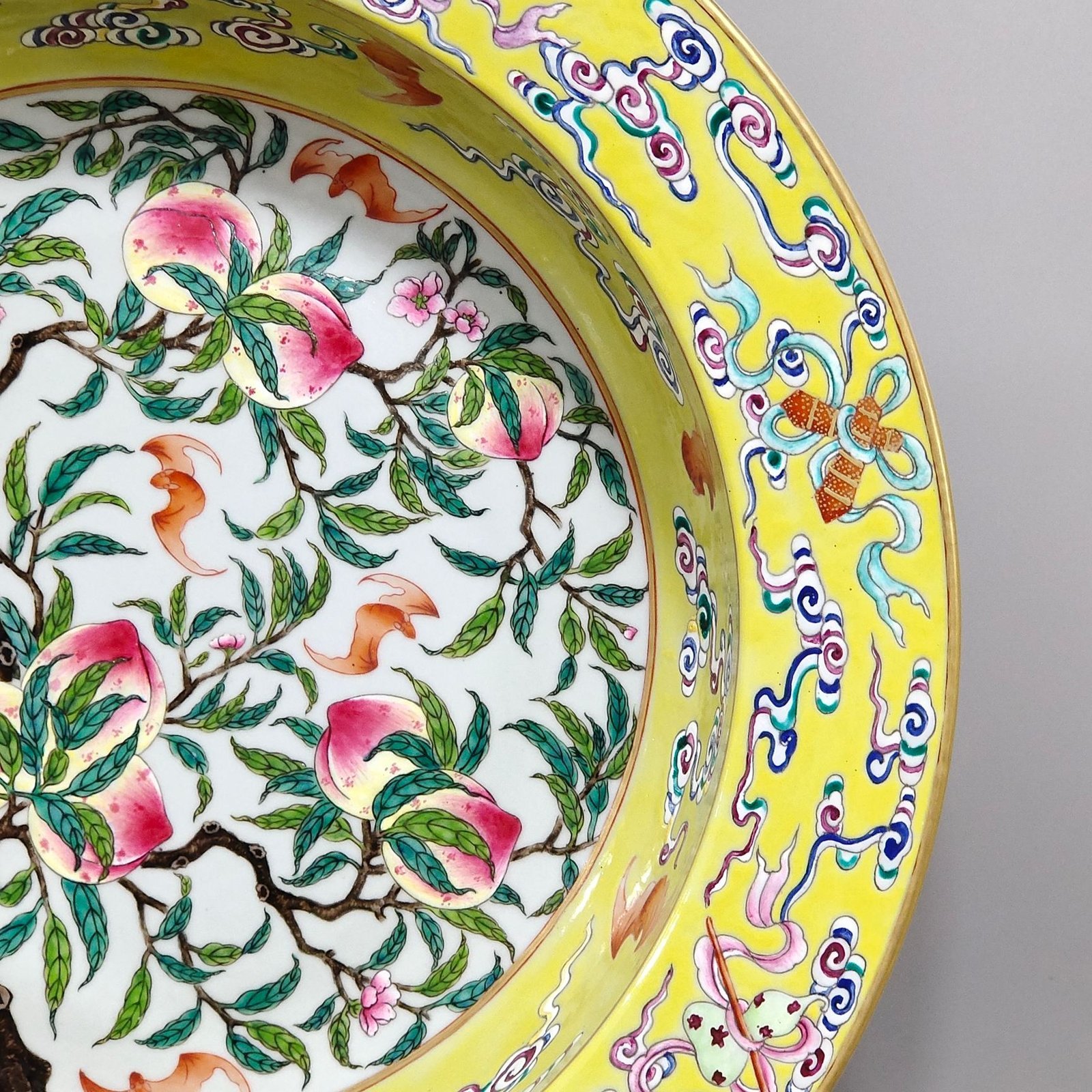 Qing Dynasty Qianlong Yellow Glaze Duofuduoshou washbasin