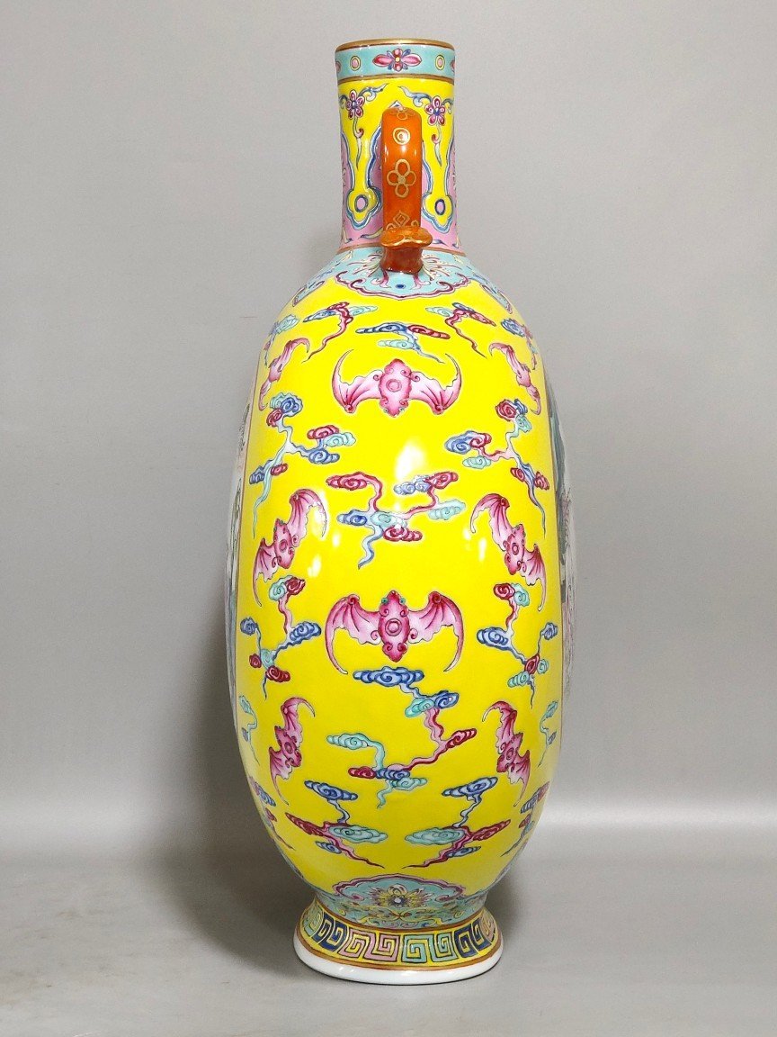 Qing Dynasty Qianlong yellow-glazed window-shaped window-shaped figure holding the moon