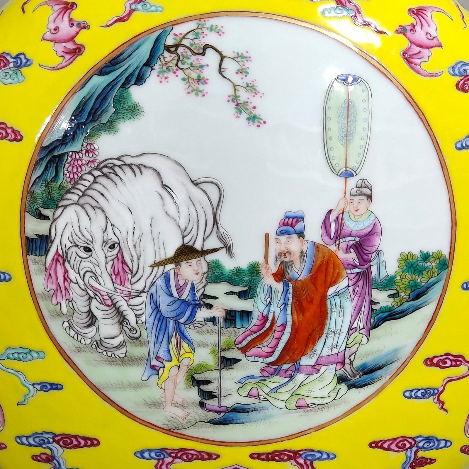 Qing Dynasty Qianlong yellow-glazed window-shaped window-shaped figure holding the moon