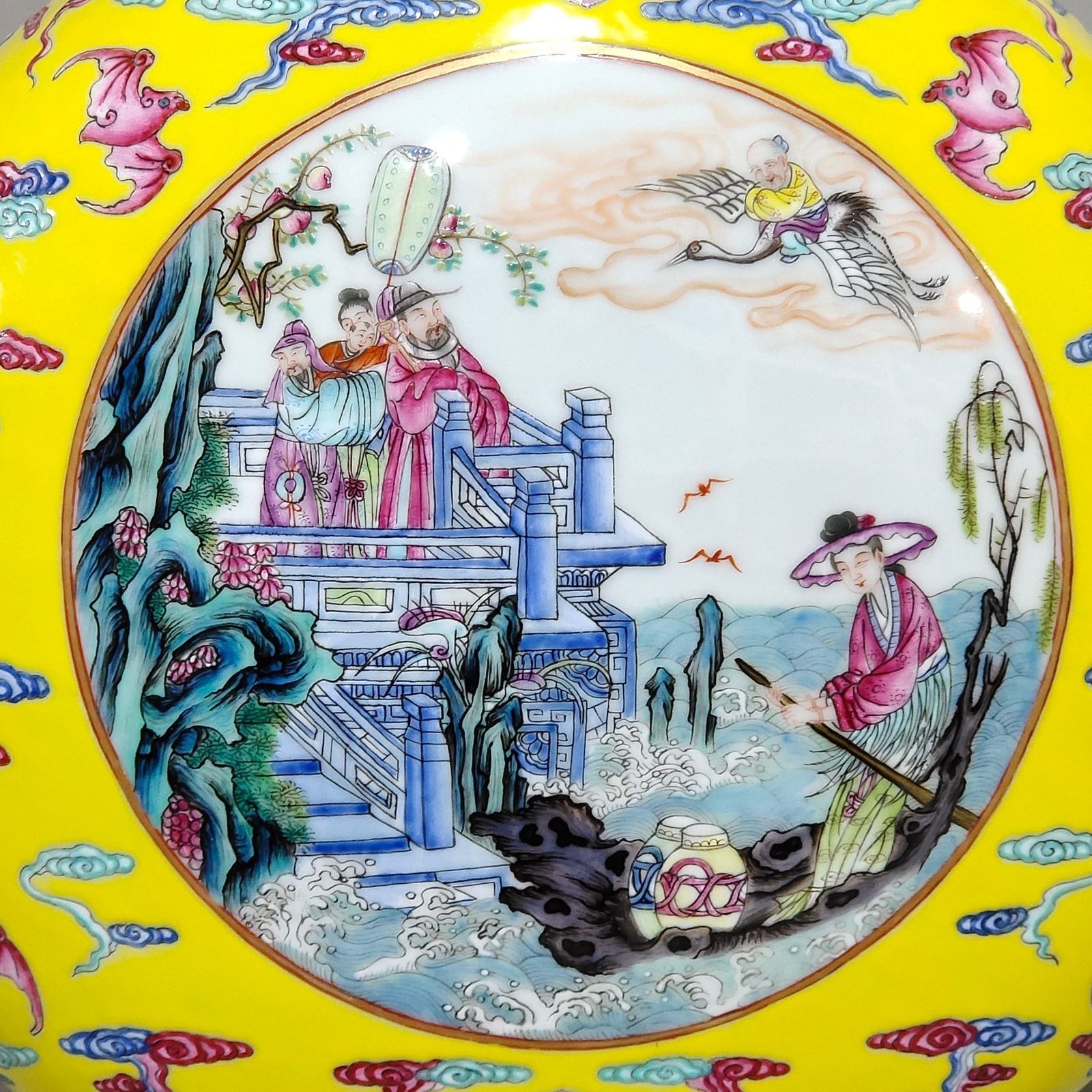 Qing Dynasty Qianlong yellow-glazed window-shaped window-shaped figure holding the moon