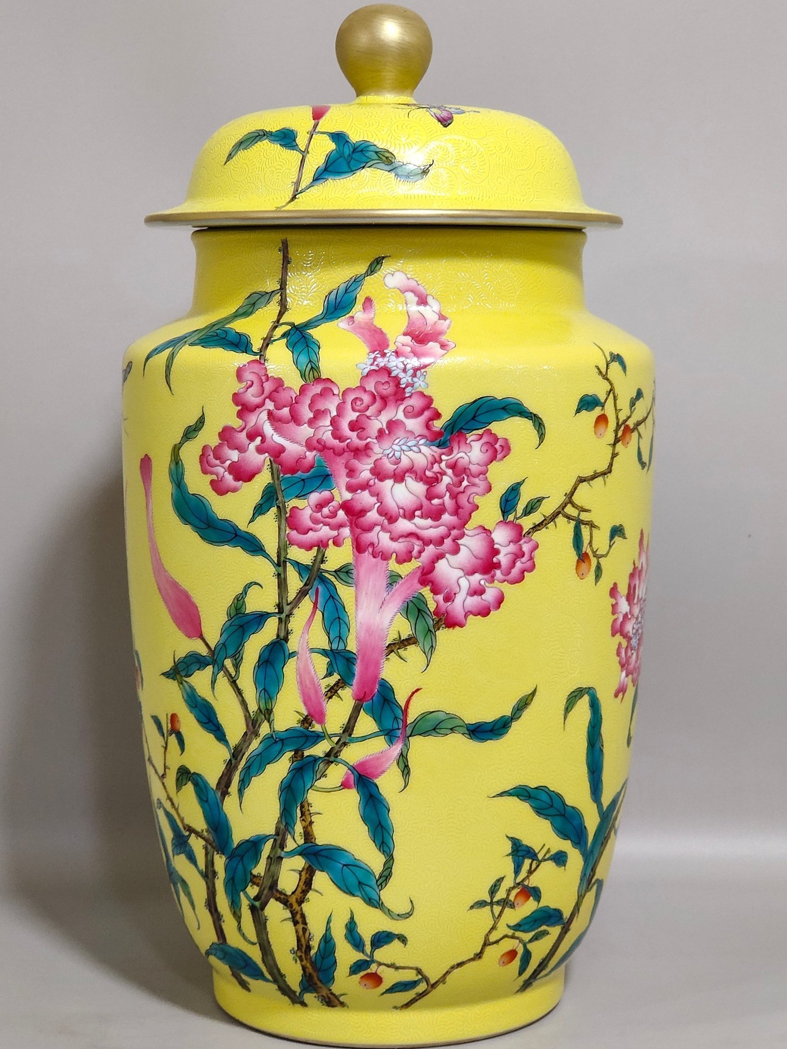 Qing Dynasty Qianlong a yellow-glazed jar with flower inscription and lid