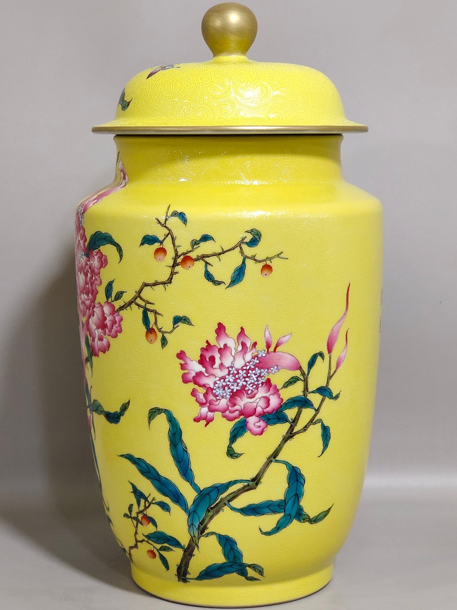 Qing Dynasty Qianlong a yellow-glazed jar with flower inscription and lid