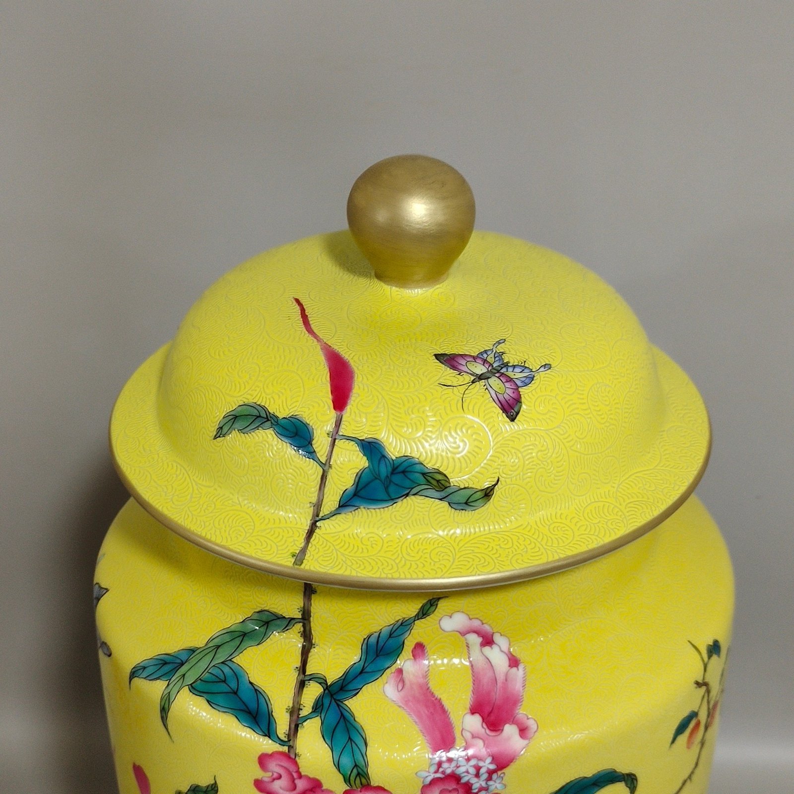 Qing Dynasty Qianlong a yellow-glazed jar with flower inscription and lid