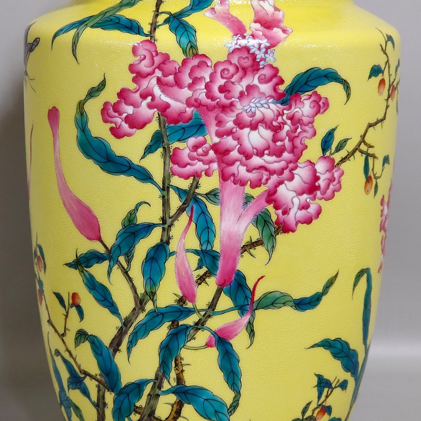 Qing Dynasty Qianlong a yellow-glazed jar with flower inscription and lid