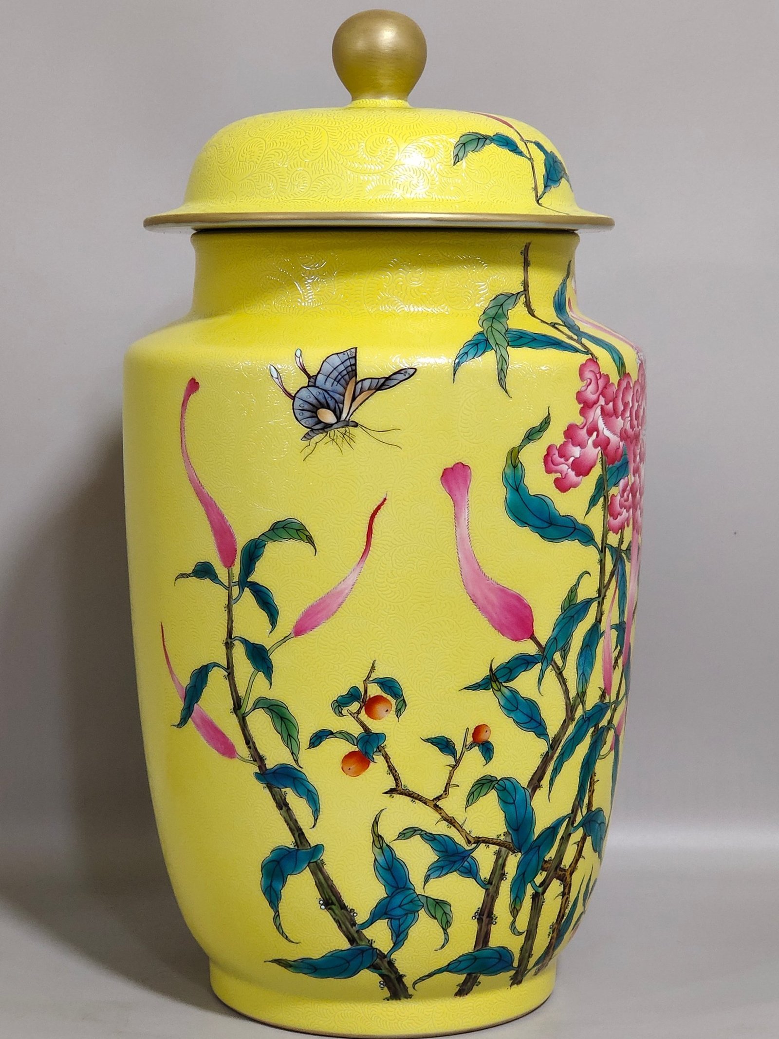 Qing Dynasty Qianlong a yellow-glazed jar with flower inscription and lid