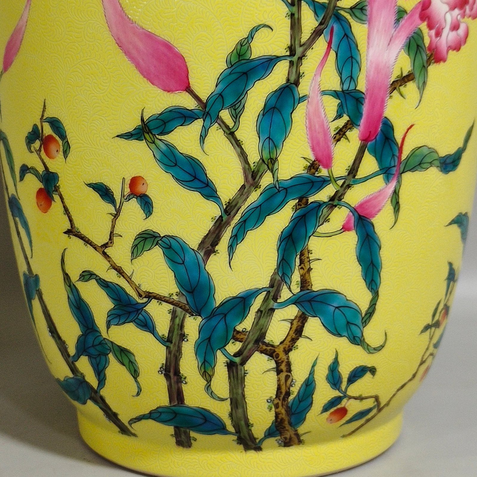 Qing Dynasty Qianlong a yellow-glazed jar with flower inscription and lid