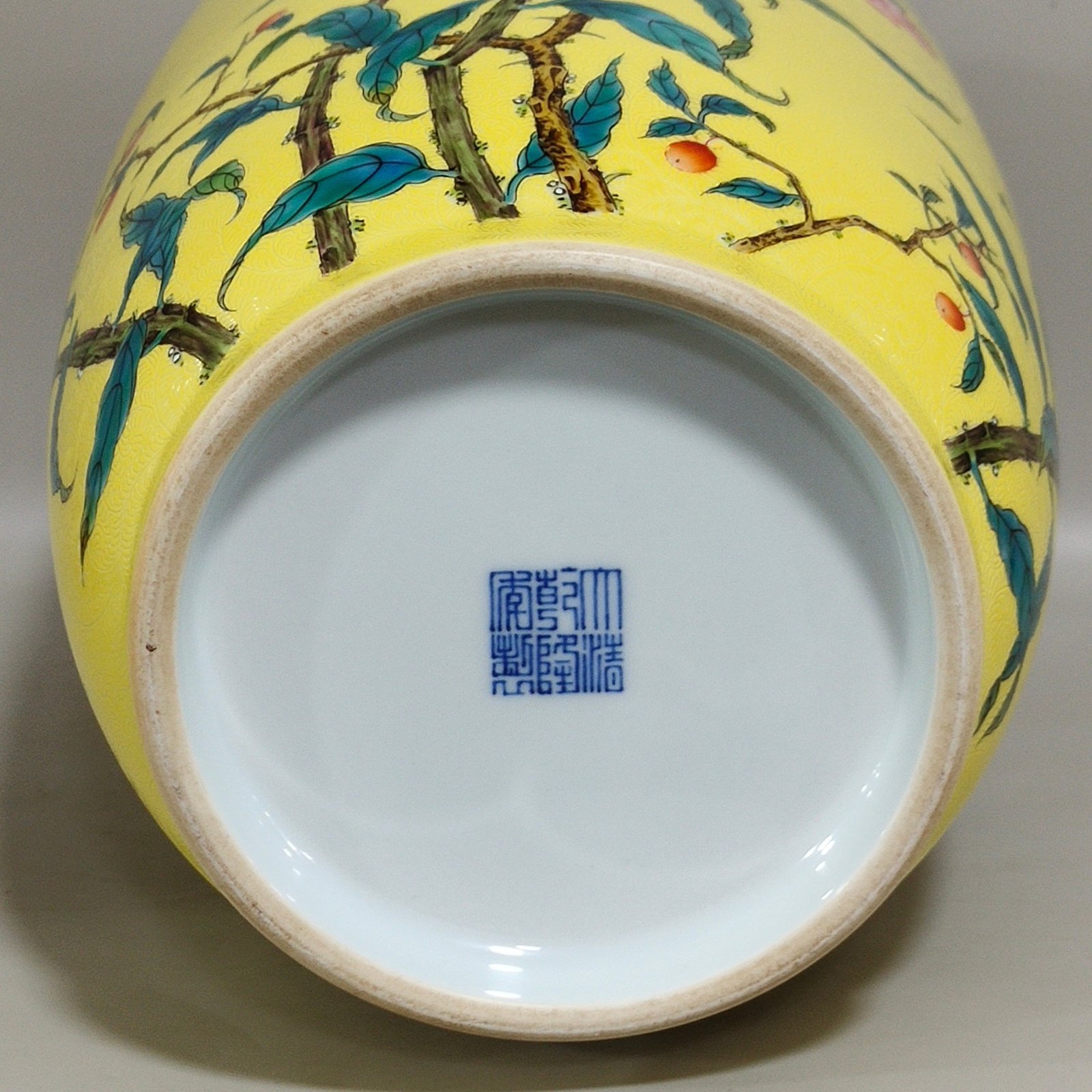 Qing Dynasty Qianlong a yellow-glazed jar with flower inscription and lid