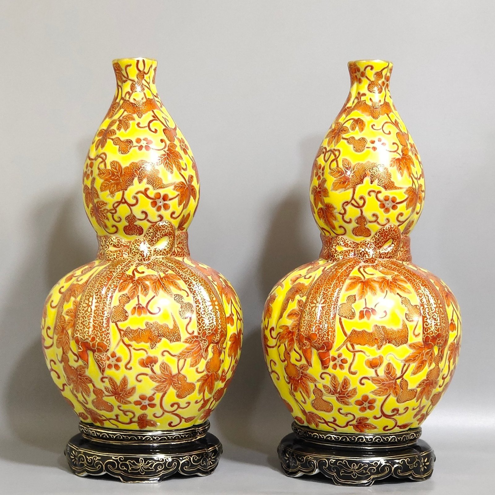Qing Dynasty Qianlong yellow glaze painted gold-plated gourd vase