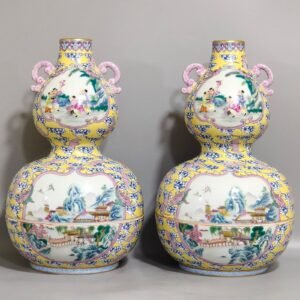 Qing Dynasty Qianlong yellow-glazed Xiangyun Baifu double-eared gourd bottle