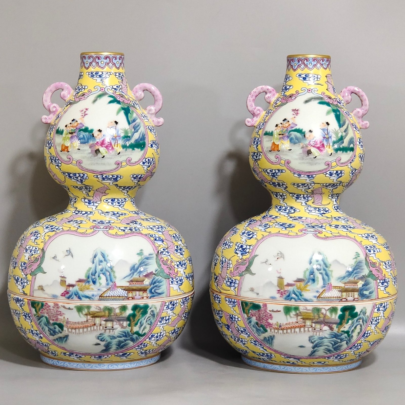 Qing Dynasty Qianlong yellow-glazed Xiangyun Baifu double-eared gourd bottle