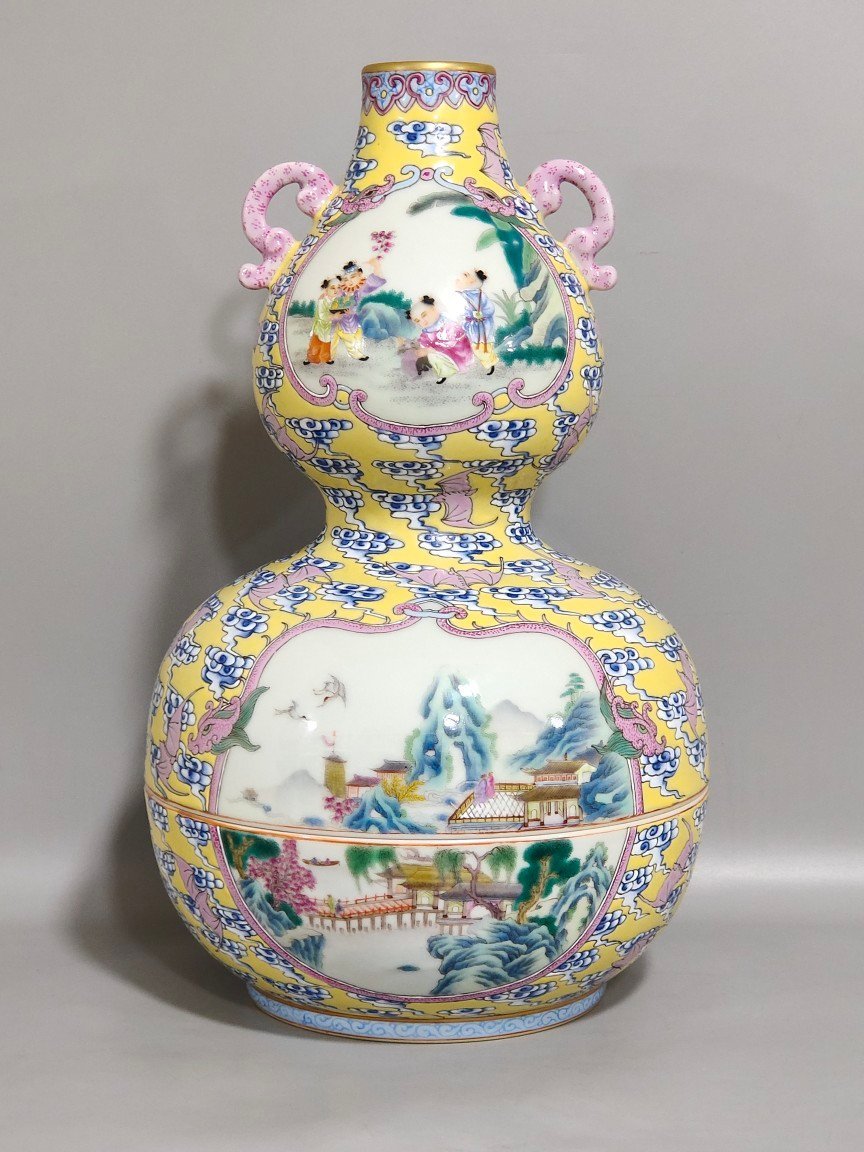 Qing Dynasty Qianlong yellow-glazed Xiangyun Baifu double-eared gourd bottle