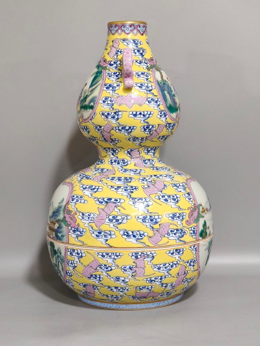 Qing Dynasty Qianlong yellow-glazed Xiangyun Baifu double-eared gourd bottle