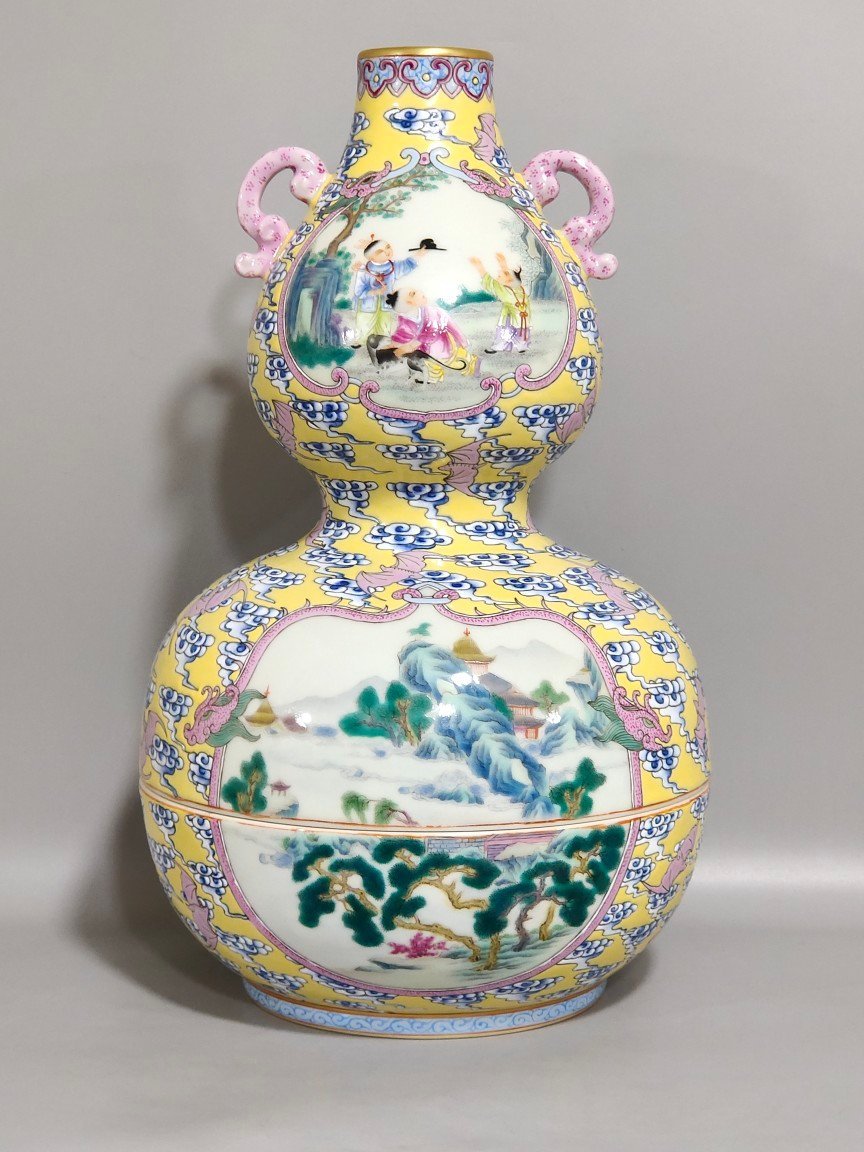 Qing Dynasty Qianlong yellow-glazed Xiangyun Baifu double-eared gourd bottle