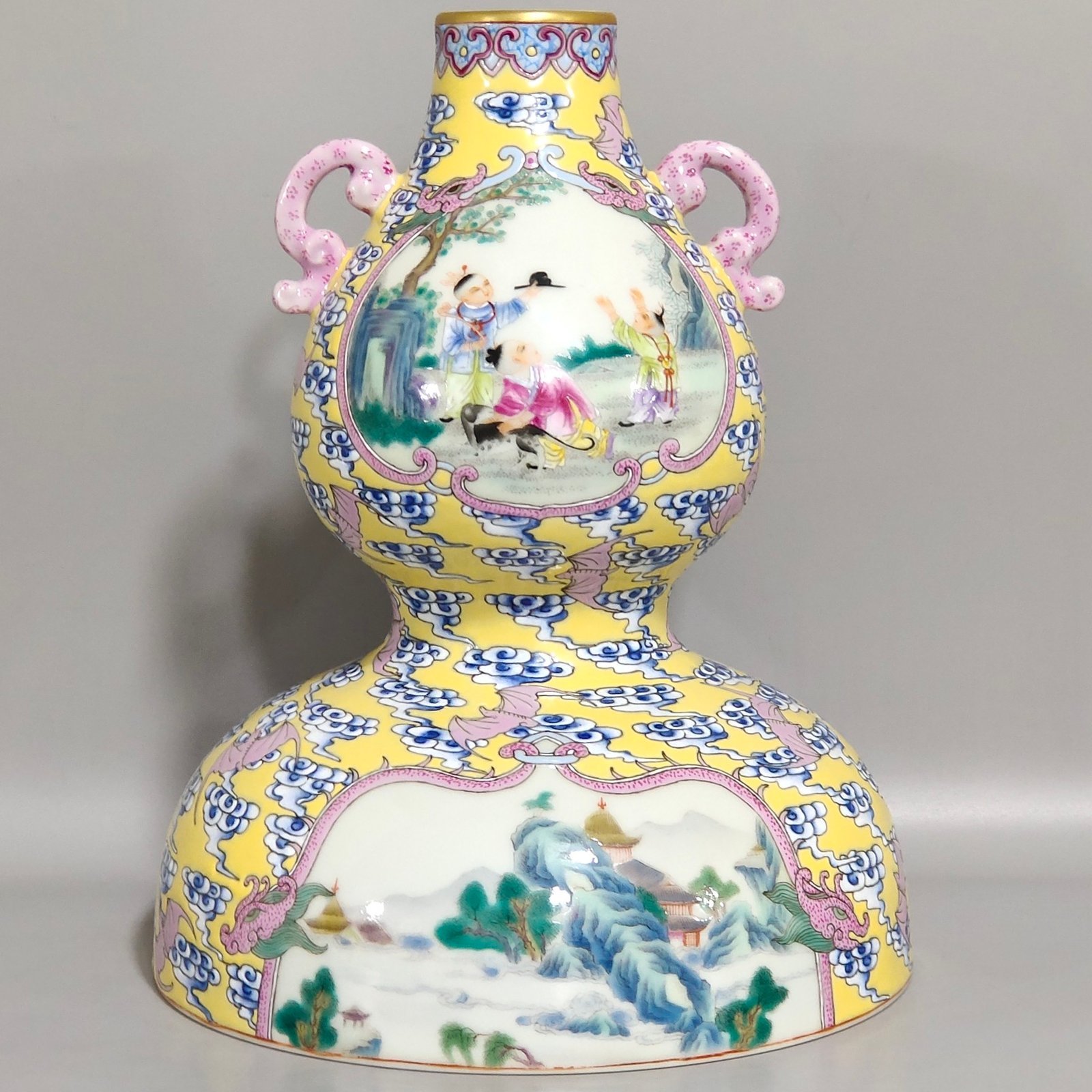 Qing Dynasty Qianlong yellow-glazed Xiangyun Baifu double-eared gourd bottle
