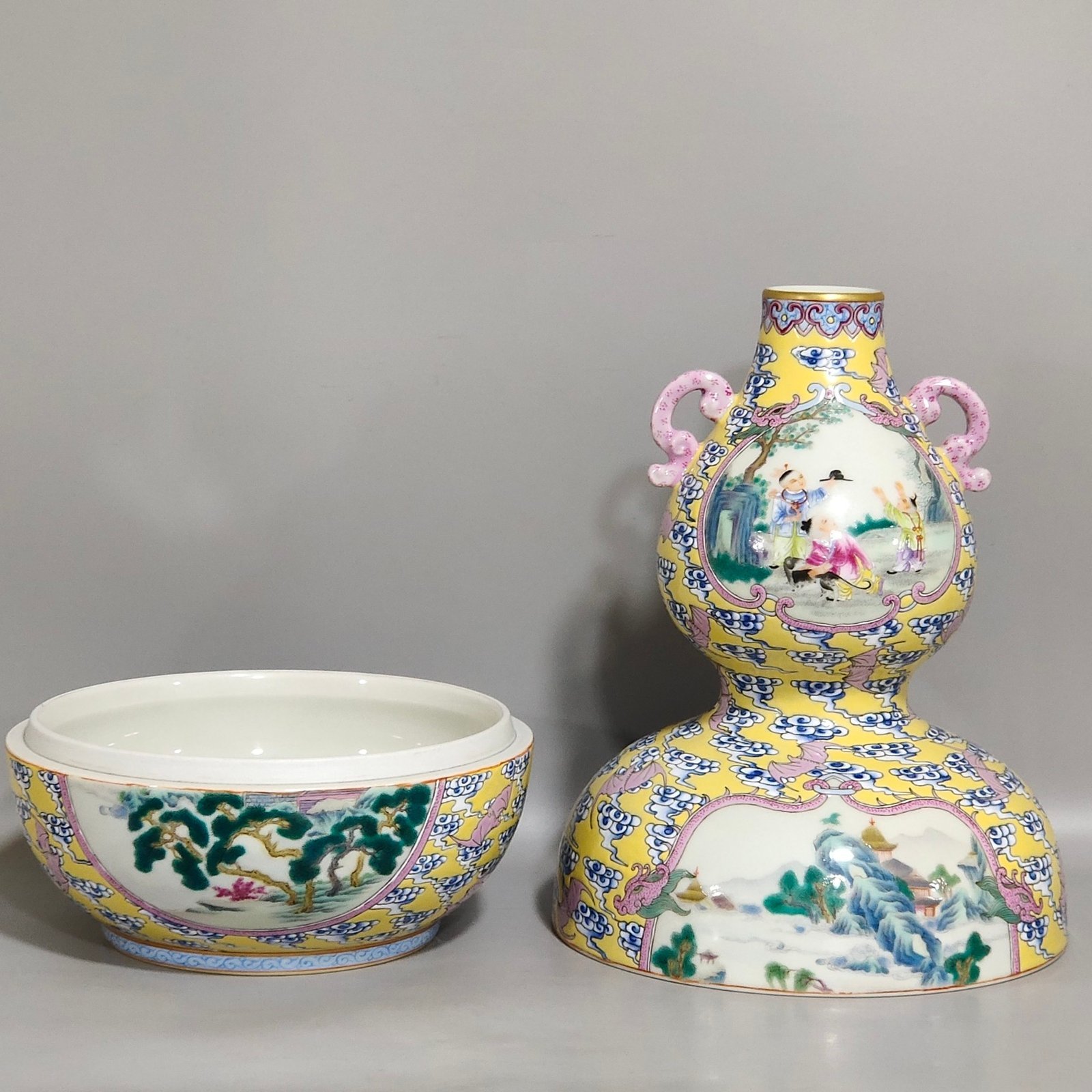Qing Dynasty Qianlong yellow-glazed Xiangyun Baifu double-eared gourd bottle