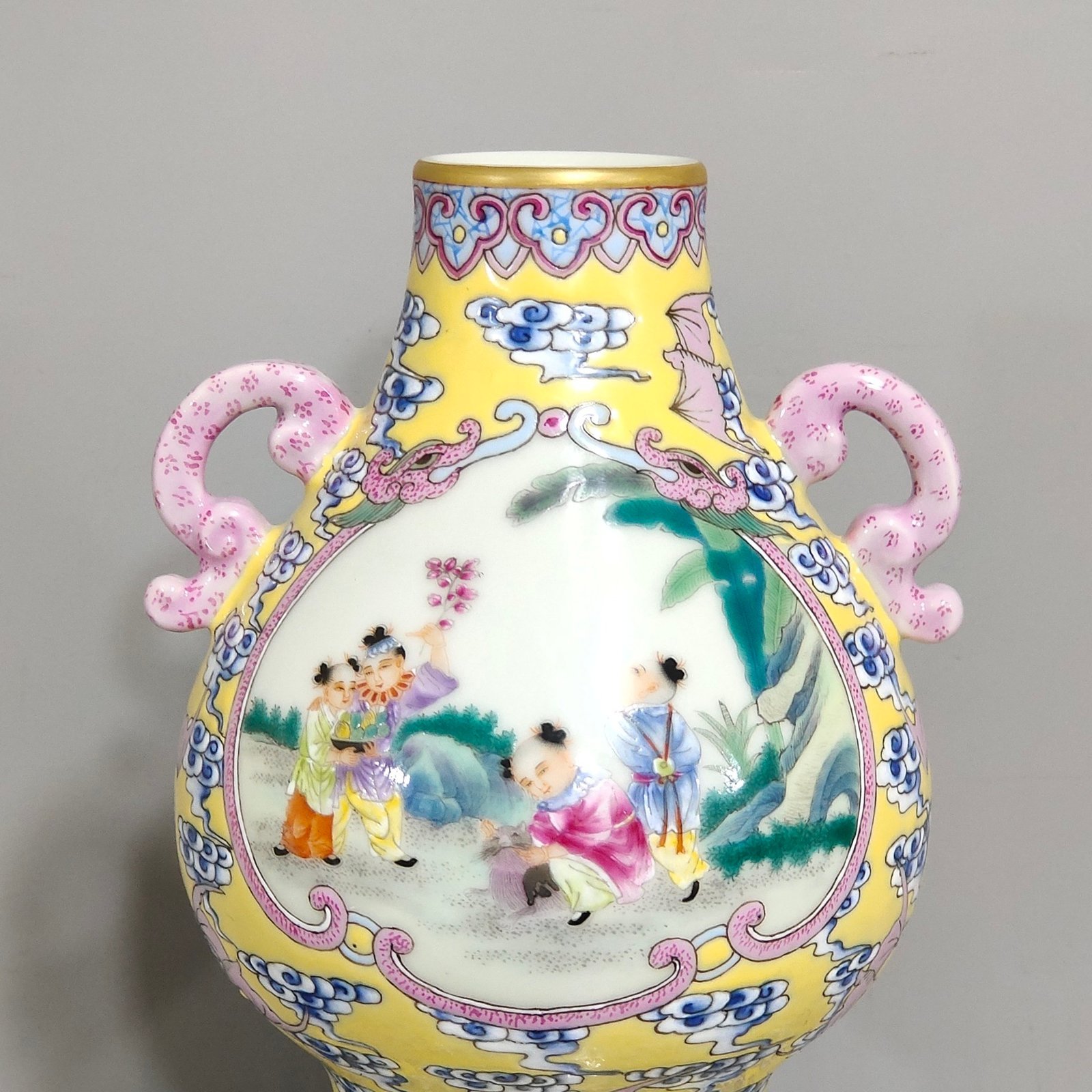 Qing Dynasty Qianlong yellow-glazed Xiangyun Baifu double-eared gourd bottle
