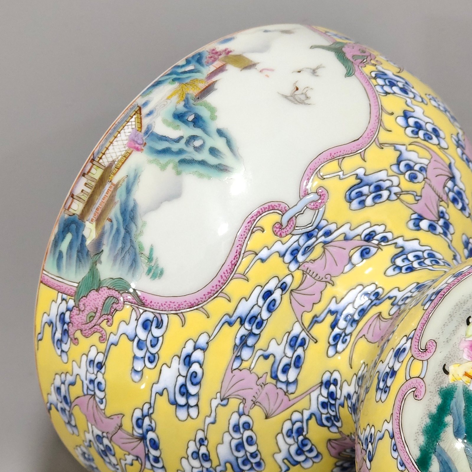 Qing Dynasty Qianlong yellow-glazed Xiangyun Baifu double-eared gourd bottle